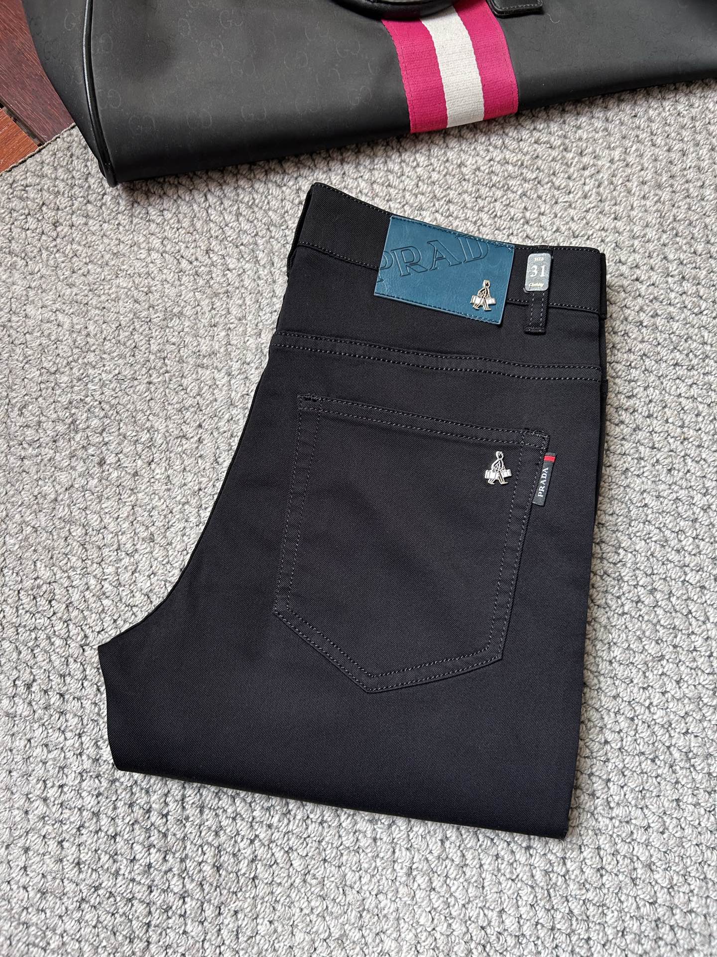 NO:925728,PRAD‘’26SS new spring and summer five-pocket jeans, made of selected high-elastic denim fabrics. Light, soft and comfortable. Customized high-end hardware. Details highlight quality. Every step is very refined. Classic and versatile. Exclusive sale. Code number: 29 30 31 32 33 34 35 36 38,, prada,jeans,19860909PRAD‘’26SS春夏新款五袋款牛仔裤,面料精选高弹牛仔面料 轻薄柔软舒适 定制高端五金 细节彰显品质 每一步都做到非常精致 经典百搭 独家发售 码数29 30 31 32 33 34 35 36 38,,prada,jeans,,Men's clothing