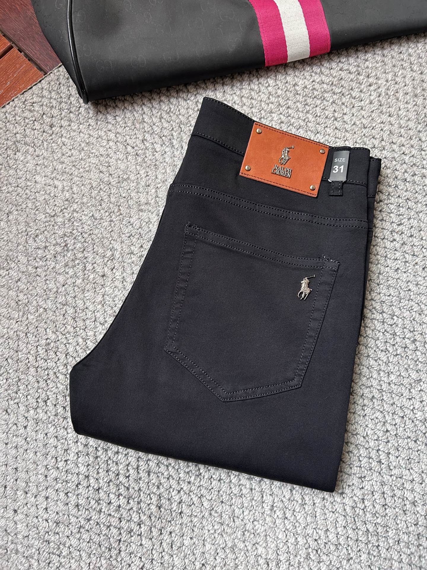 NO:925739,Bao''26SS spring and summer new five-pocket jeans, made of selected high-elastic denim fabrics, light, soft and comfortable, customized high-end hardware, details highlight quality, every step is very refined, classic and versatile, exclusive sale, code number 29 30 31 32 33 34 35 36 38,,jeans,19860909保‘’26SS春夏新款五袋款牛仔裤,面料精选高弹牛仔面料 轻薄柔软舒适 定制高端五金 细节彰显品质 每一步都做到非常精致 经典百搭 独家发售 码数29 30 31 32 33 34 35 36 38,,jeans,,Men's clothing