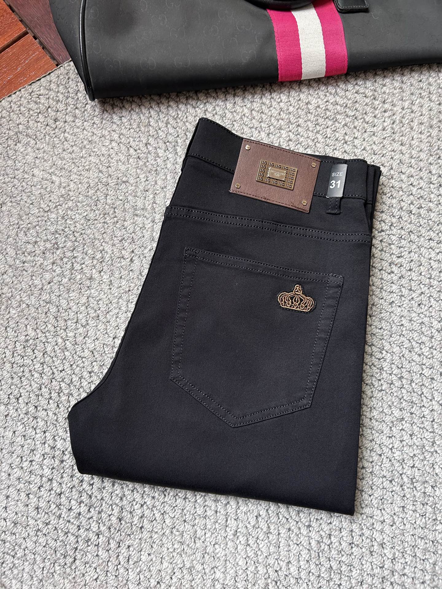 NO:925769,DG’’26SS spring and summer new five-pocket jeans, made of selected high-elastic denim fabrics. Light, soft and comfortable. Customized high-end hardware. Details highlight quality. Every step is very refined. Classic and versatile. Exclusive sale. Code number: 29 30 31 32 33 34 35 36 38,,jeans,19860909DG‘’26SS春夏新款五袋款牛仔裤,面料精选高弹牛仔面料 轻薄柔软舒适 定制高端五金 细节彰显品质 每一步都做到非常精致 经典百搭 独家发售 码数29 30 31 32 33 34 35 36 38,,jeans,,Men's clothing