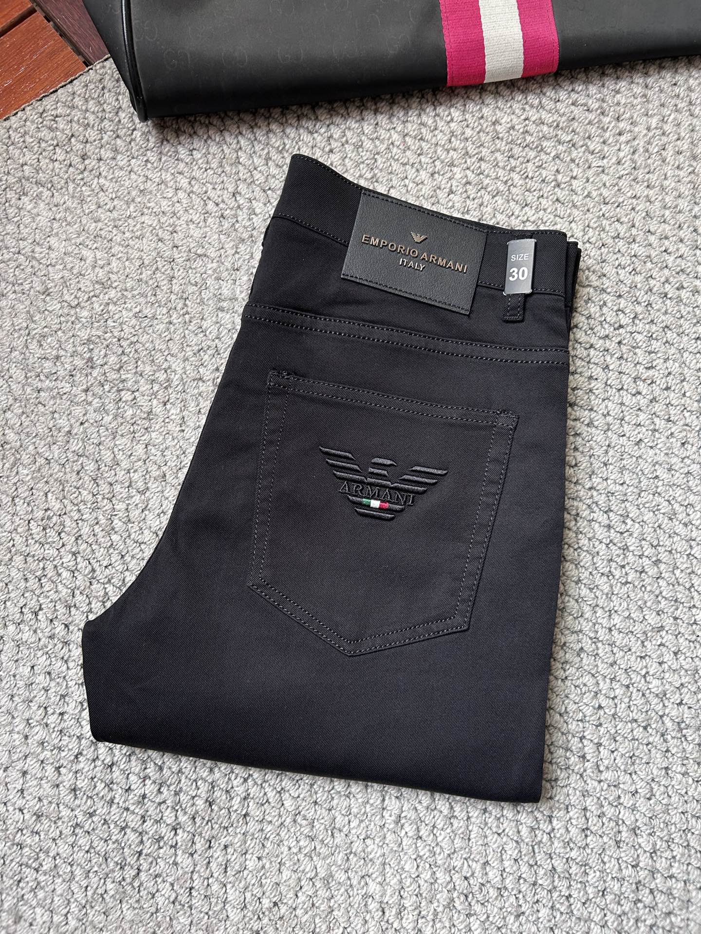 NO:925760,Ama's 26SS new spring and summer five-pocket jeans are made of selected high-elastic denim fabrics. They are light, soft and comfortable. Customized high-end hardware. Details highlight the quality. Every step is very refined. Classic and versatile. Exclusively available. Code number: 29 30 31 32 33 34 35 36 38,,jeans,19860909阿玛‘’26SS春夏新款五袋款牛仔裤,面料精选高弹牛仔面料 轻薄柔软舒适 定制高端五金 细节彰显品质 每一步都做到非常精致 经典百搭 独家发售 码数29 30 31 32 33 34 35 36 38,,jeans,,Men's clothing