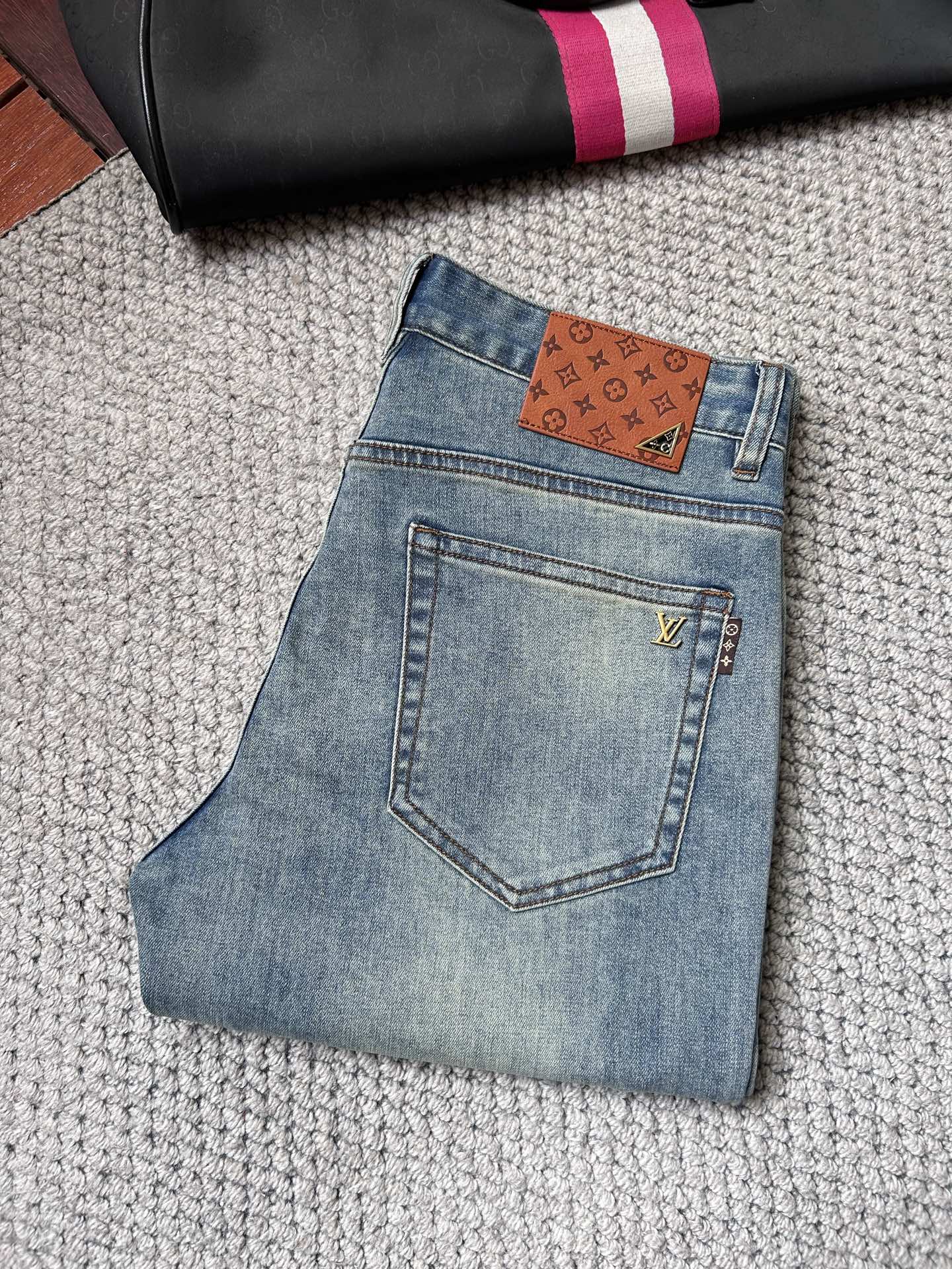 NO:925778,LV''26SS spring and summer new five-pocket jeans, made of selected high-elastic denim fabrics, light, soft and comfortable, customized high-end hardware, details highlight quality, every step is very refined, classic and versatile, exclusive sale, code number 29 30 31 32 33 34 35 36 38,,louis vuitton,jeans,19860909LV‘’26SS春夏新款五袋款牛仔裤,面料精选高弹牛仔面料 轻薄柔软舒适 定制高端五金 细节彰显品质 每一步都做到非常精致 经典百搭 独家发售 码数29 30 31 32 33 34 35 36 38,,louis vuitton,jeans,,Men's clothing