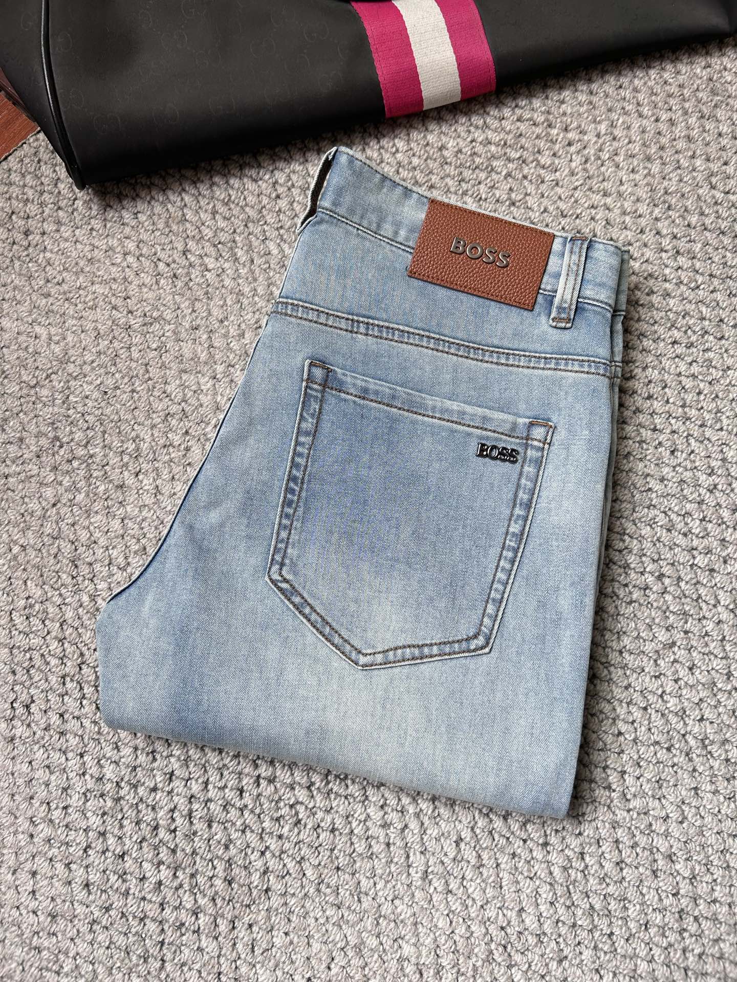 NO:925786,bos’’26SS spring and summer new five-pocket jeans, made of selected high-elastic denim fabrics, light, soft and comfortable, customized high-end hardware, details highlight quality, every step is very refined, classic and versatile, exclusive sale, code number 29 30 31 32 33 34 35 36 38,,jeans,19860909bos‘’26SS春夏新款五袋款牛仔裤,面料精选高弹牛仔面料 轻薄柔软舒适 定制高端五金 细节彰显品质 每一步都做到非常精致 经典百搭 独家发售 码数29 30 31 32 33 34 35 36 38,,jeans,,Men's clothing