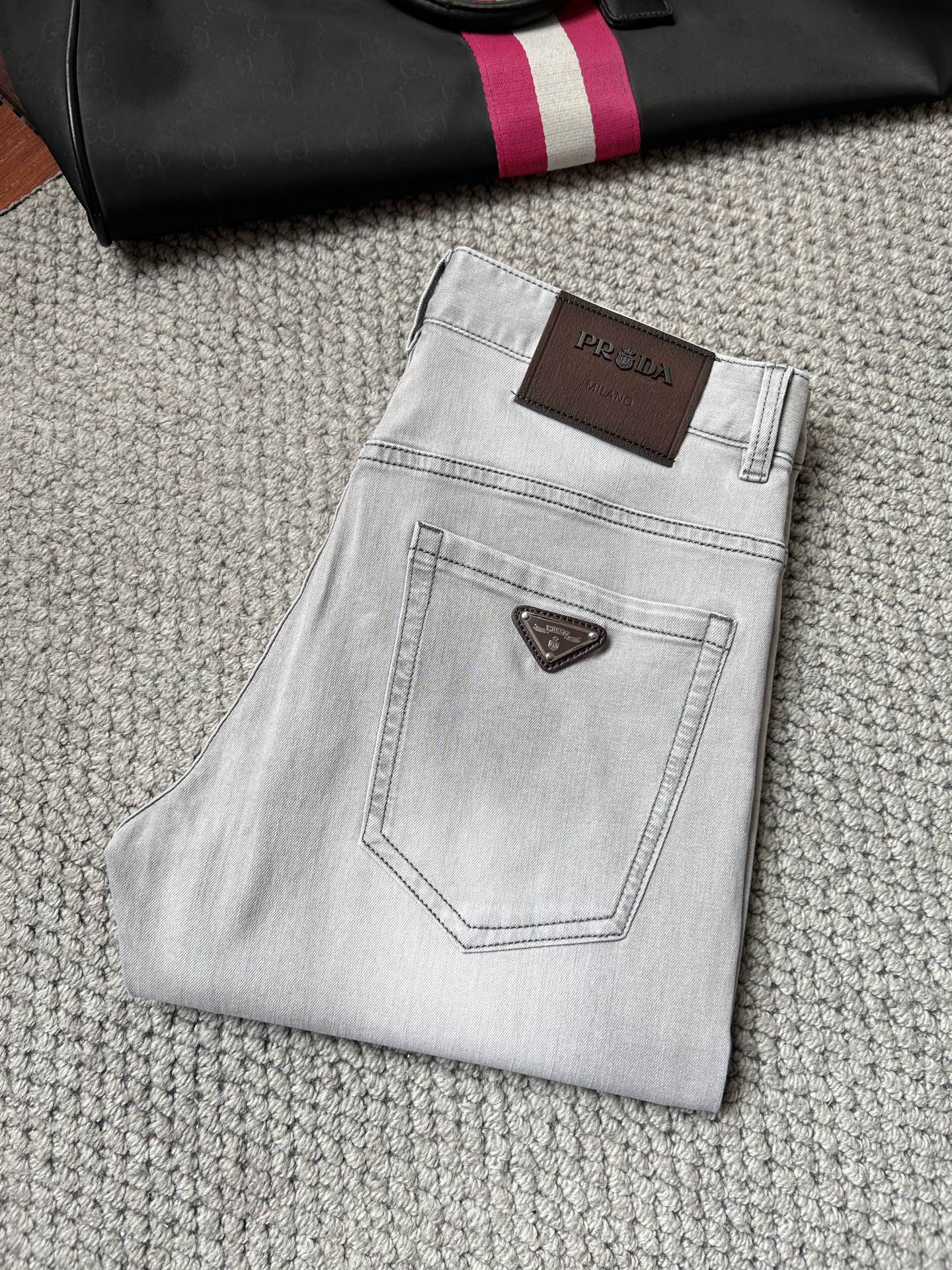 NO:925800,Prada's 26SS new spring and summer five-pocket jeans are made of selected high-elastic denim fabrics. They are light, soft and comfortable. Customized high-end hardware. Details highlight the quality. Every step is very refined. Classic and versatile. Exclusively available. Code number: 29 30 31 32 33 34 35 36 38,, prada,jeans,19860909普拉‘’26SS春夏新款五袋款牛仔裤,面料精选高弹牛仔面料 轻薄柔软舒适 定制高端五金 细节彰显品质 每一步都做到非常精致 经典百搭 独家发售 码数29 30 31 32 33 34 35 36 38,,prada,jeans,,Men's clothing
