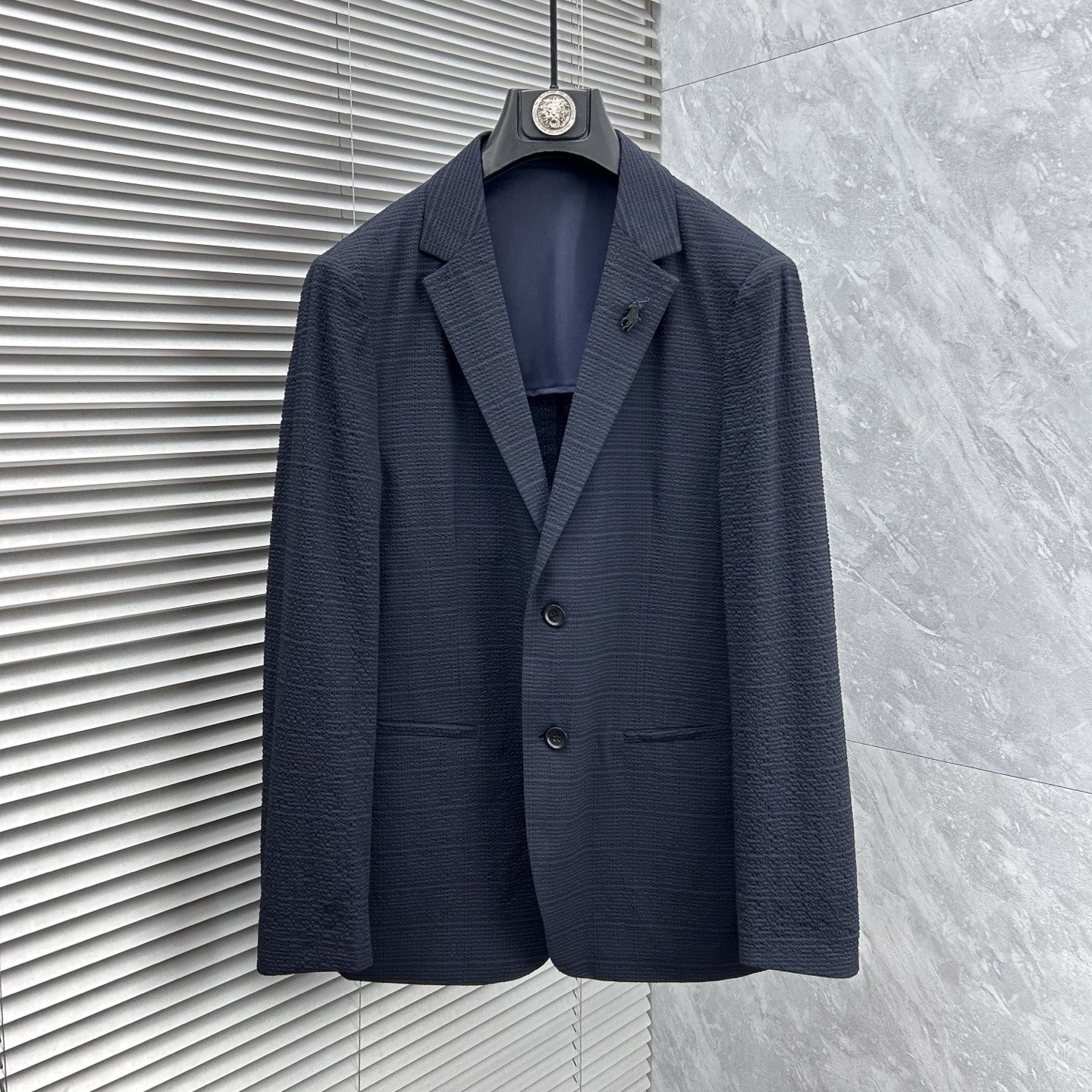 NO:877279,Bao' 2026 early spring light luxury series, the latest fashionable men's suit jackets. Custom-woven and custom-dyed fabrics. Every detail shows craftsmanship. Sufficient advanced structural tailoring design changes to show men's diverse image changes. Slim and neat, tailored to meet the current popular multi-layered wear, custom buttons, unique. Versatile styles for life. Complete with three standards. Boutique shipments. Sizes M-4XL, jackets & coats, business suits,19860909保‘’ 2026早春轻奢系列,最新时尚男款西装外套.定织定染面料.处处细节显工艺足够的高级结构性剪裁的设计改变来展现男士多样的形象变化,修身利落、剪裁合体,满足时下正流行的多层次穿搭,定制纽扣,独一无二.生活百搭款式 三标齐全 精品出货 尺码M-4XL,,jackets & coats,business suit,,Men's clothing
