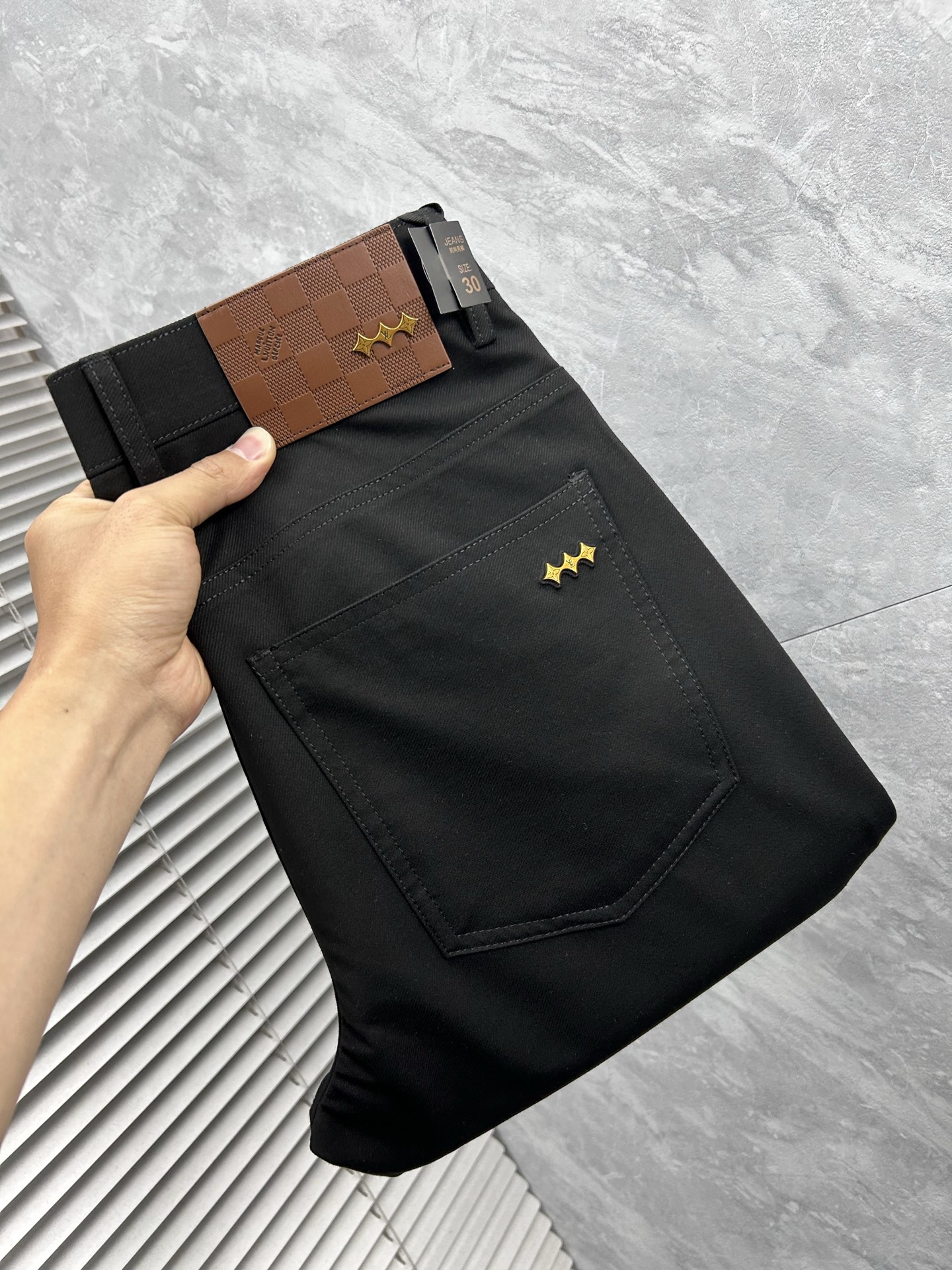 NO:908396,LV’s best-selling new casual trousers, top-end shipments, truly top-notch OEM factories with strict processes, suitable for various high-end gathering places, can also be worn with casual jackets, professional development and research for 3 months, perfect fit!  Super comfortable, business fashion style!  …………………………………………… Size29-38,,louis vuitton,jackets & coats,19860909LV’热销新款休闲西裤,顶级高端出货,真正顶级代加工厂严格工序,适合出示各种聚会高级场所,亦可休闲外套搭穿,专业开发研究3个月调制,版型上身绝对！舒适度超高 商务时尚款 ！…………………………………………………… Size29-38,,louis vuitton,jackets & coats,,Men's clothing