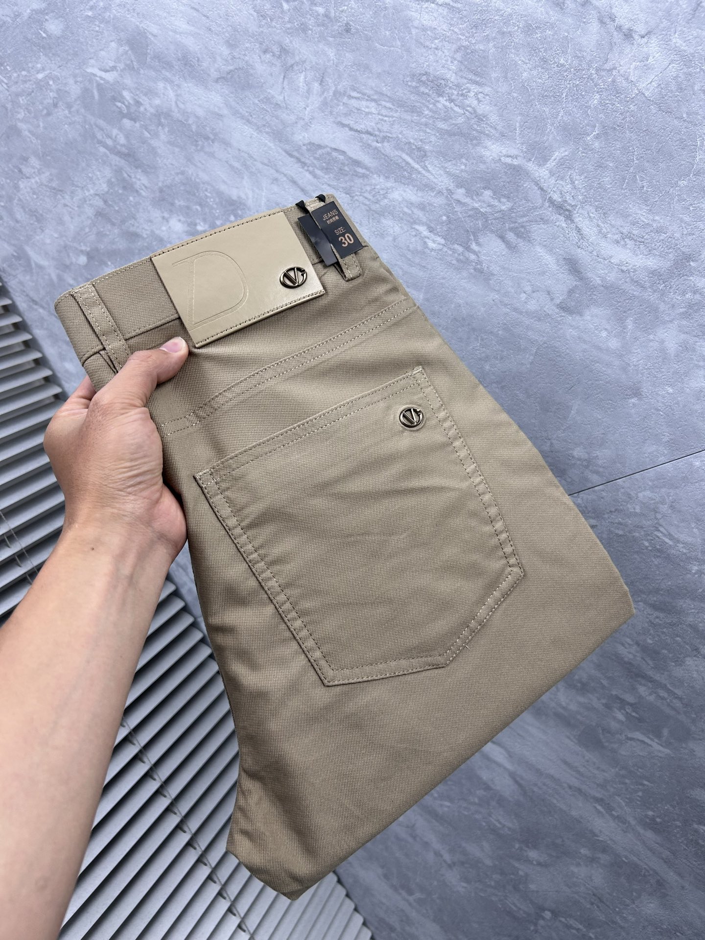 NO:908370,Warren's best-selling new casual trousers, top-end shipments, truly top-notch OEM factories with strict processes, suitable for various high-end gathering places, can also be worn with casual jackets, professional development and research for 3 months, perfect fit!  Super comfortable, business fashion style!  ……………………………………………………………… Size29-38,,valentino,jackets & coats,19860909华伦‘’热销新款休闲西裤,顶级高端出货,真正顶级代加工厂严格工序,适合出示各种聚会高级场所,亦可休闲外套搭穿,专业开发研究3个月调制,版型上身绝对！舒适度超高 商务时尚款 ！…………………………………………………… Size29-38,,valentino,jackets & coats,,Men's clothing