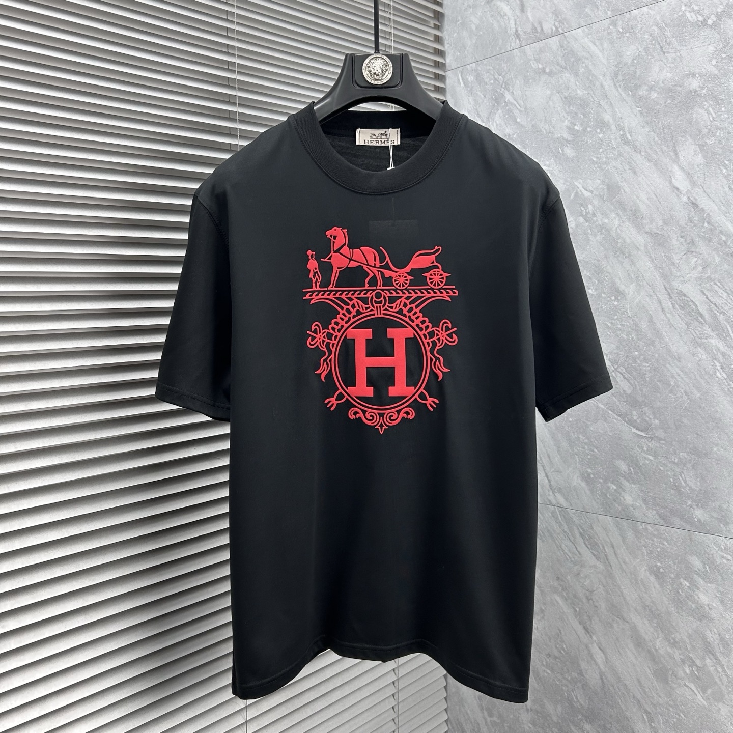 NO:907303,Herme's 2026 spring and summer new products are pure cotton round neck short-sleeved T-shirts. Good products need no introduction. Look at the details. Counter size M-XXXL 175/140 recommended L,, hermes, T-shirt, tees, t-shirt,19860909Herme‘’2026年春夏新品上新 纯棉圆领短袖T恤 好货不用过多介绍 看细节 专柜码数M-XXXL 175/140建议L,,hermes,T-shirt,tees，t-shirt,,Men's clothing