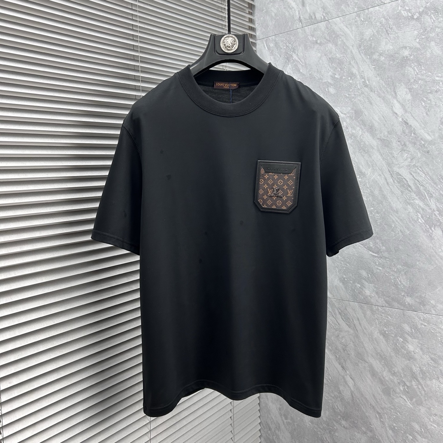 NO:907295,LV’s 2026 spring and summer new products are pure cotton round neck short-sleeved T-shirts. Good products need no introduction. Look at the details. Counter size M-XXXL 175/140 recommended L, Louis Vuitton, T-shirt, tees, t-shirt,19860909LV 2026年春夏新品上新 纯棉圆领短袖T恤 好货不用过多介绍 看细节 专柜码数M-XXXL 175/140建议L,,louis vuitton,T-shirt,tees，t-shirt,,Men's clothing