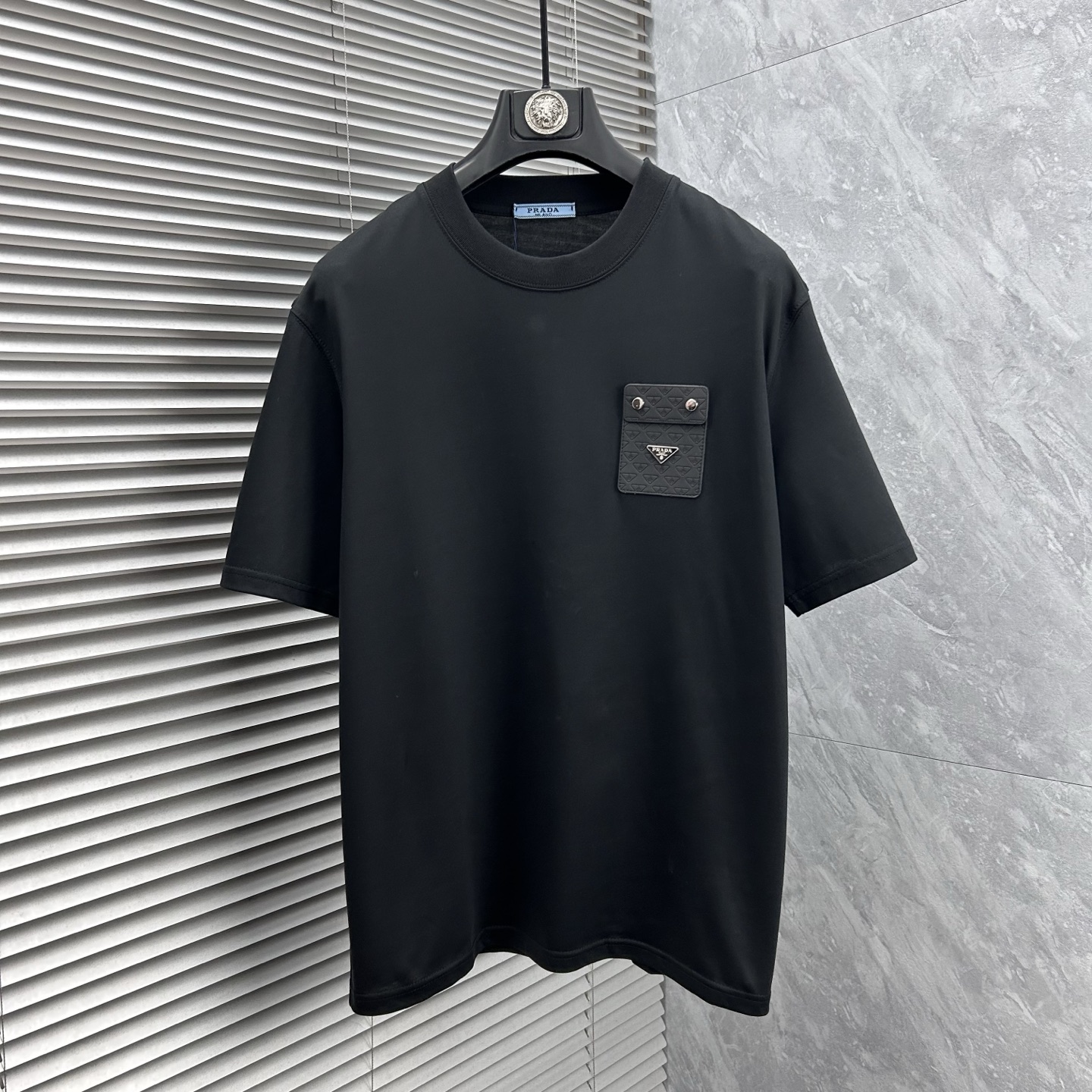 NO:932464,Prada's 2026 spring and summer new products are pure cotton round neck short-sleeved T-shirts. Good products need no introduction. Look at the details. Counter size M-XXXL 175/140 recommended L, prada, T-shirt, tees, t-shirt,19860909普拉‘’2026年春夏新品上新 纯棉圆领短袖T恤 好货不用过多介绍 看细节 专柜码数M-XXXL 175/140建议L,,prada,T-shirt,tees，t-shirt,,Men's clothing