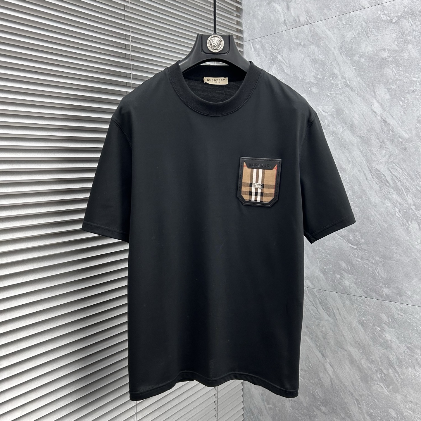 NO:932470,Burberry's 2026 spring and summer new products are pure cotton round neck short-sleeved T-shirts. Good products need no introduction. Look at the details. Counter size M-XXXL 175/140 recommended L,, burberry, T-shirt, tees, t-shirt,19860909巴宝‘’ 2026年春夏新品上新 纯棉圆领短袖T恤 好货不用过多介绍 看细节 专柜码数M-XXXL 175/140建议L,,burberry,T-shirt,tees，t-shirt,,Men's clothing