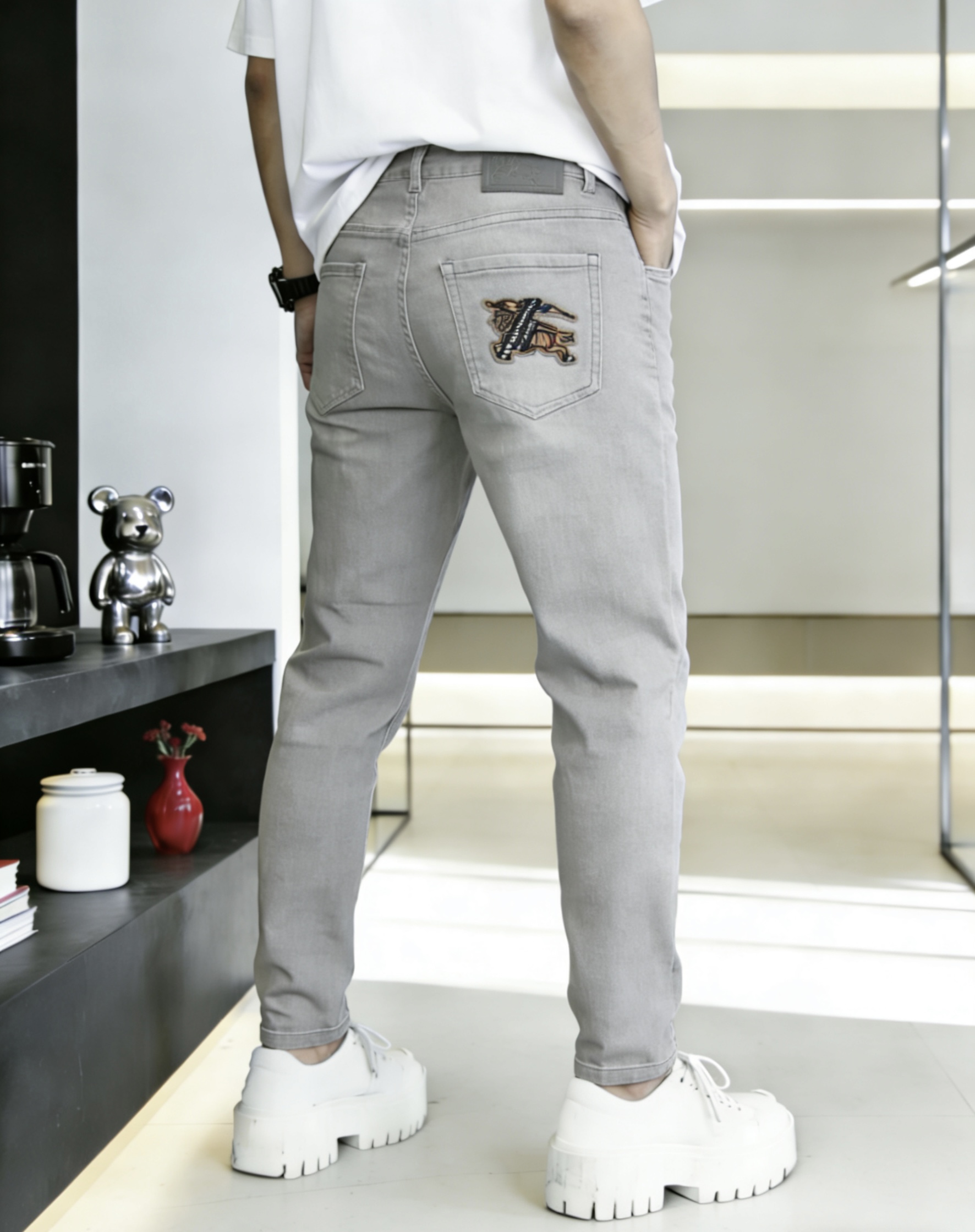 NO:907265,Baba's new 2026 spring and summer men's casual jeans, top quality!  Channel orders and official website sales simultaneously!  !  Original factory custom-made denim made of pure cotton!  Suitable for various combinations of casual and formal wear ~ perfect for daily commuting!  !  Size 29-38 (not 37).,,burberry,jeans,19860909巴宝‘’2026春夏新款男士休闲牛仔裤,顶级品质！渠道订单,官网同步出售！！原厂订制牛仔全棉材质！适合休闲/正装各种搭配～日常通勤的极品！！尺码29-38（没37）.,,burberry,jeans,,Men's clothing