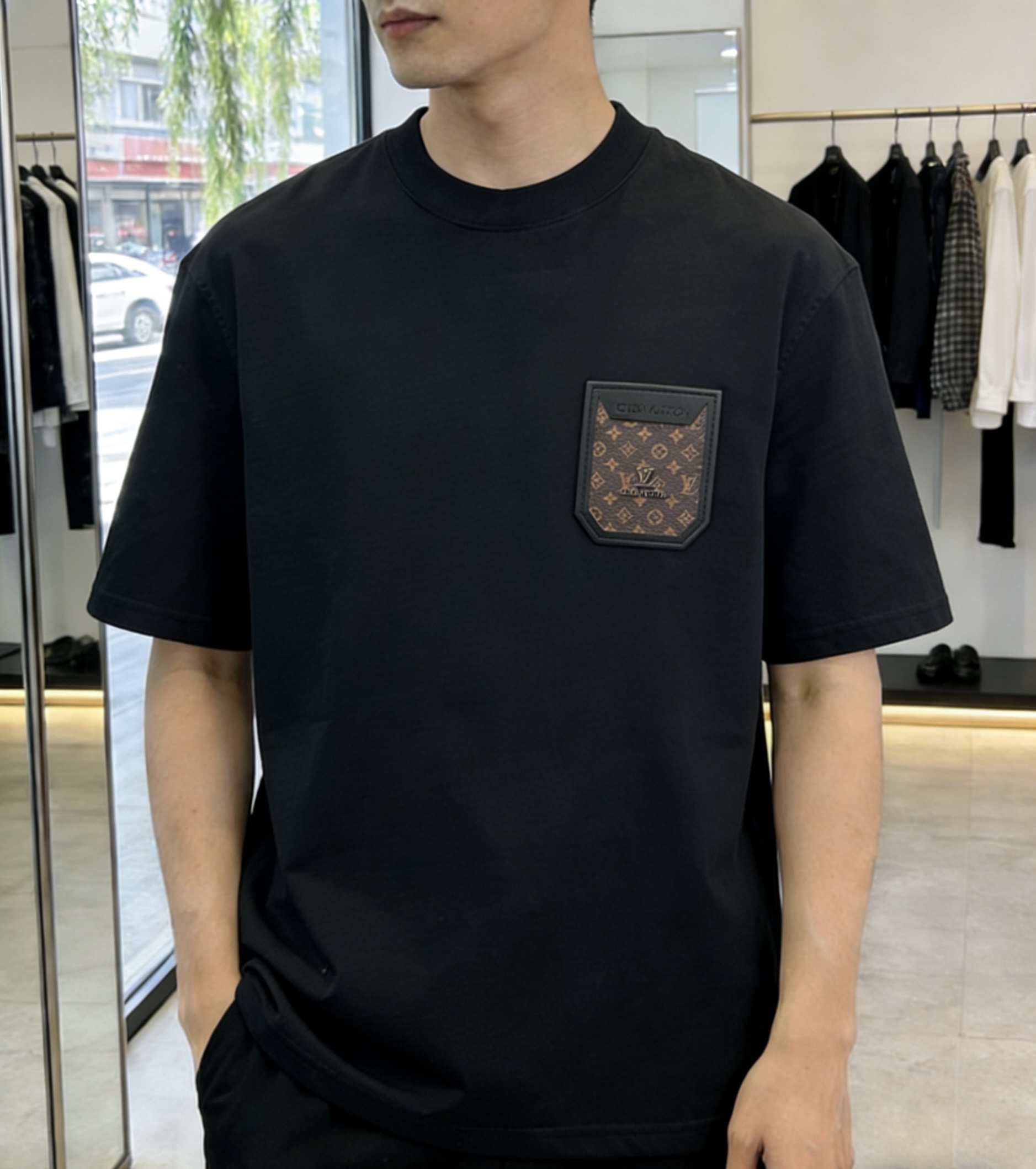 NO:908450,LV's 2026 spring and summer new products are pure cotton round neck short-sleeved T-shirts. Good products need no introduction. Look at the details. Counter size M-XXXL 175/140 recommended L, Louis Vuitton, T-shirt, tees, t-shirt,19860909LV‘’ 2026年春夏新品上新 纯棉圆领短袖T恤 好货不用过多介绍 看细节 专柜码数M-XXXL 175/140建议L,,louis vuitton,T-shirt,tees，t-shirt,,Men's clothing