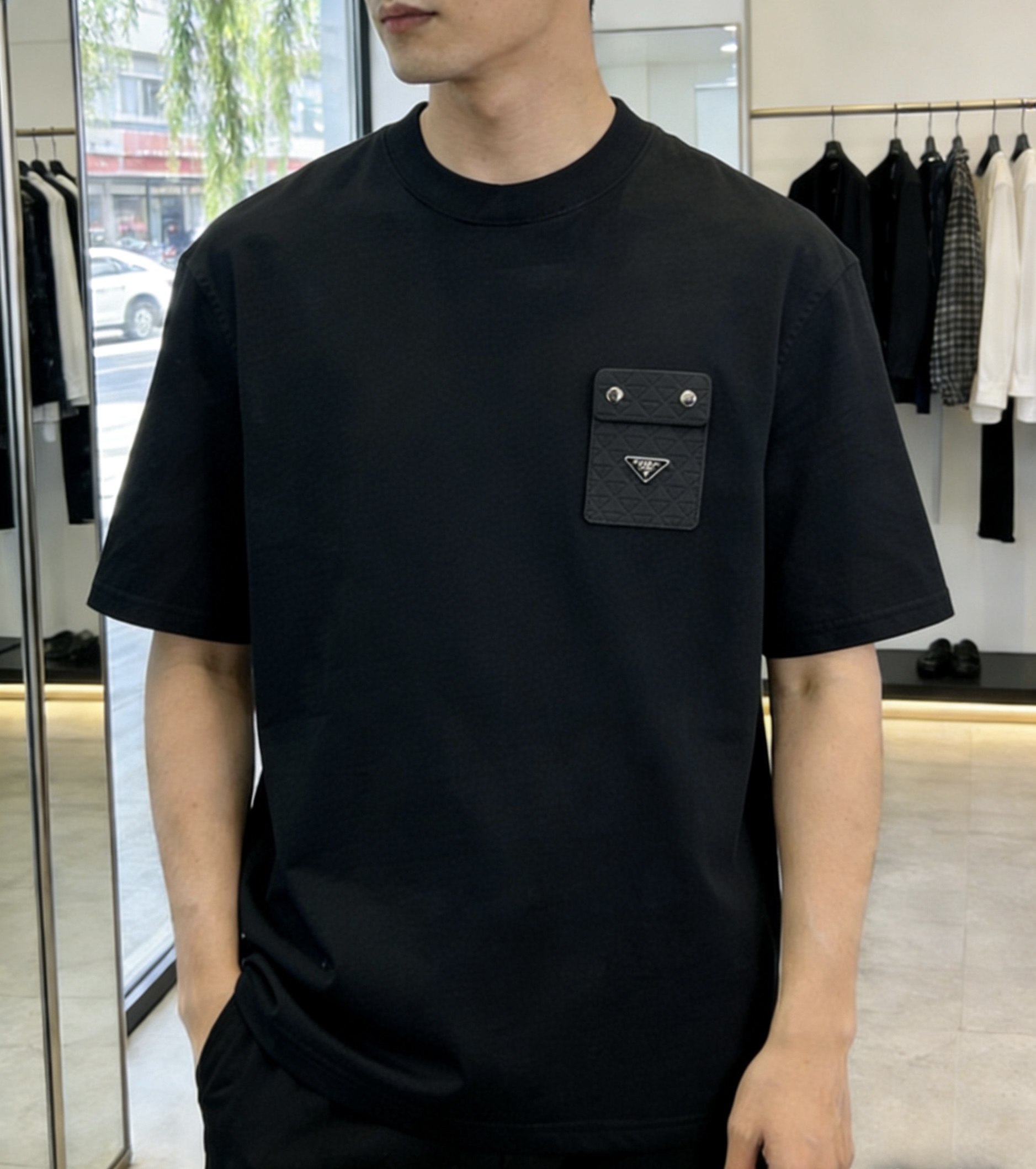 NO:908485,Prada's 2026 spring and summer new products are pure cotton round neck short-sleeved T-shirts. Good products need no introduction. Look at the details. Counter size M-XXXL 175/140 recommended L, prada, T-shirt, tees, t-shirt,19860909普拉‘’ 2026年春夏新品上新 纯棉圆领短袖T恤 好货不用过多介绍 看细节 专柜码数M-XXXL 175/140建议L,,prada,T-shirt,tees，t-shirt,,Men's clothing