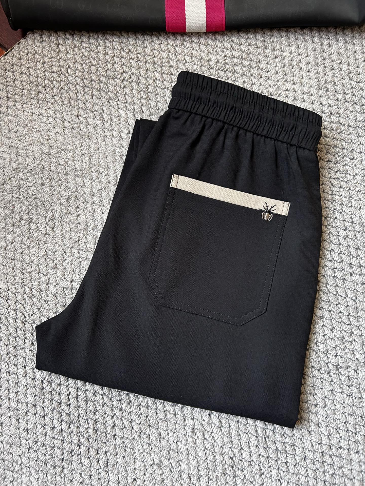 NO:918100,dr’ top product 2026 spring and summer new casual pants!  On sale simultaneously on the official website. The brand's classic LOGO casual pants, customized fabrics, excellent comfort, strong touch. Highly recognizable, perfect appearance and craftsmanship. Sizes M-3XL,,19860909dr’顶级货品 2026春夏新款休闲裤！官网同步发售.品牌经典LOGO休闲裤 ,定制面料,舒适度极好,手触感强烈.辨识度极高,完美品相工艺. 尺码M-3XL,,,Men's clothing