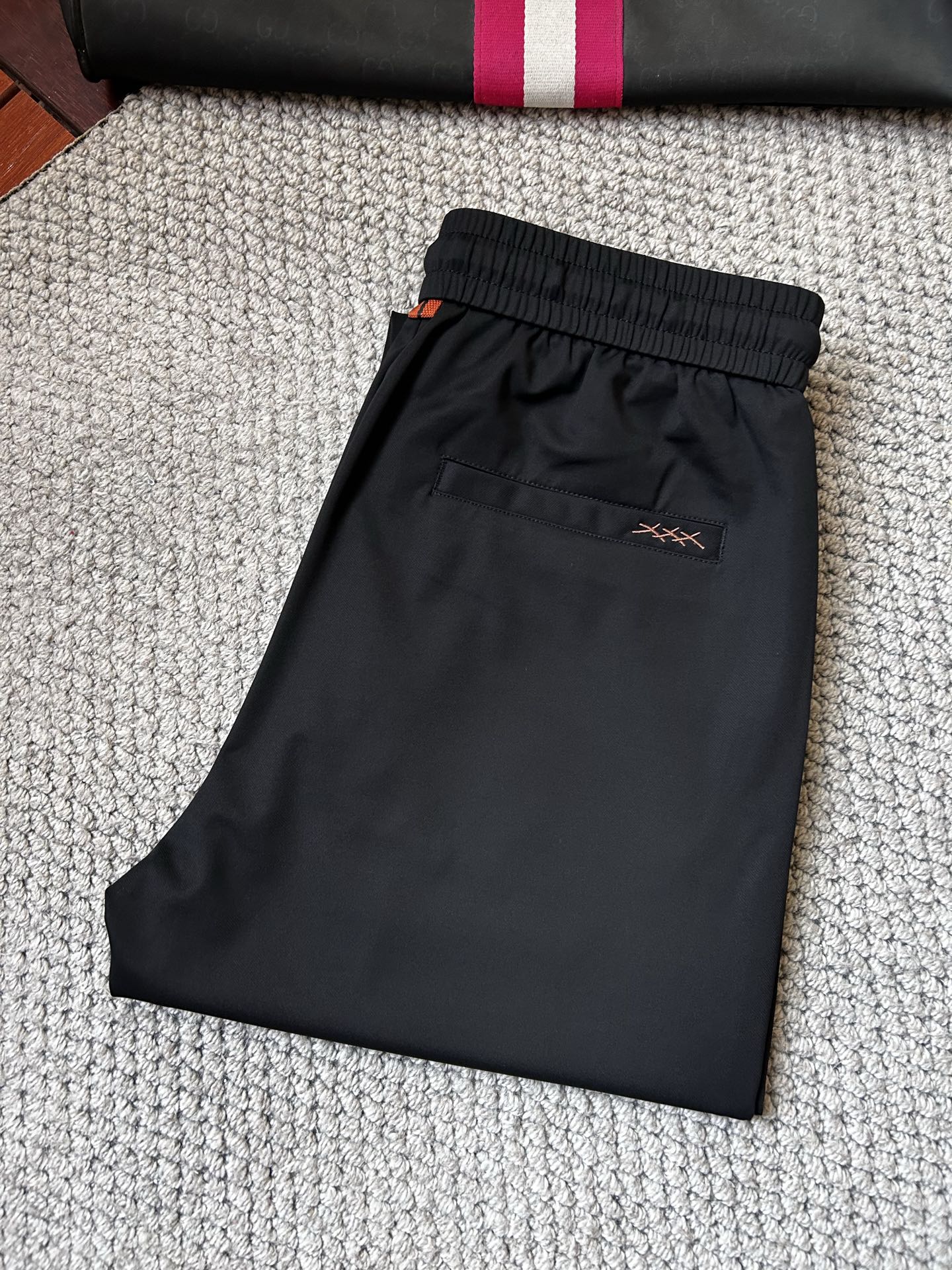NO:918102,Jenny's top product 2026 spring and summer new casual pants!  On sale simultaneously on the official website. Brand classic LOGO casual pants, customized fabrics, extremely comfortable, strong touch. Highly recognizable, perfect appearance and craftsmanship. Sizes M-3XL,,zegna,19860909杰尼‘’顶级货品 2026春夏新款休闲裤！官网同步发售.品牌经典LOGO休闲裤 ,定制面料,舒适度极好,手触感强烈.辨识度极高,完美品相工艺. 尺码M-3XL,,zegna,,Men's clothing