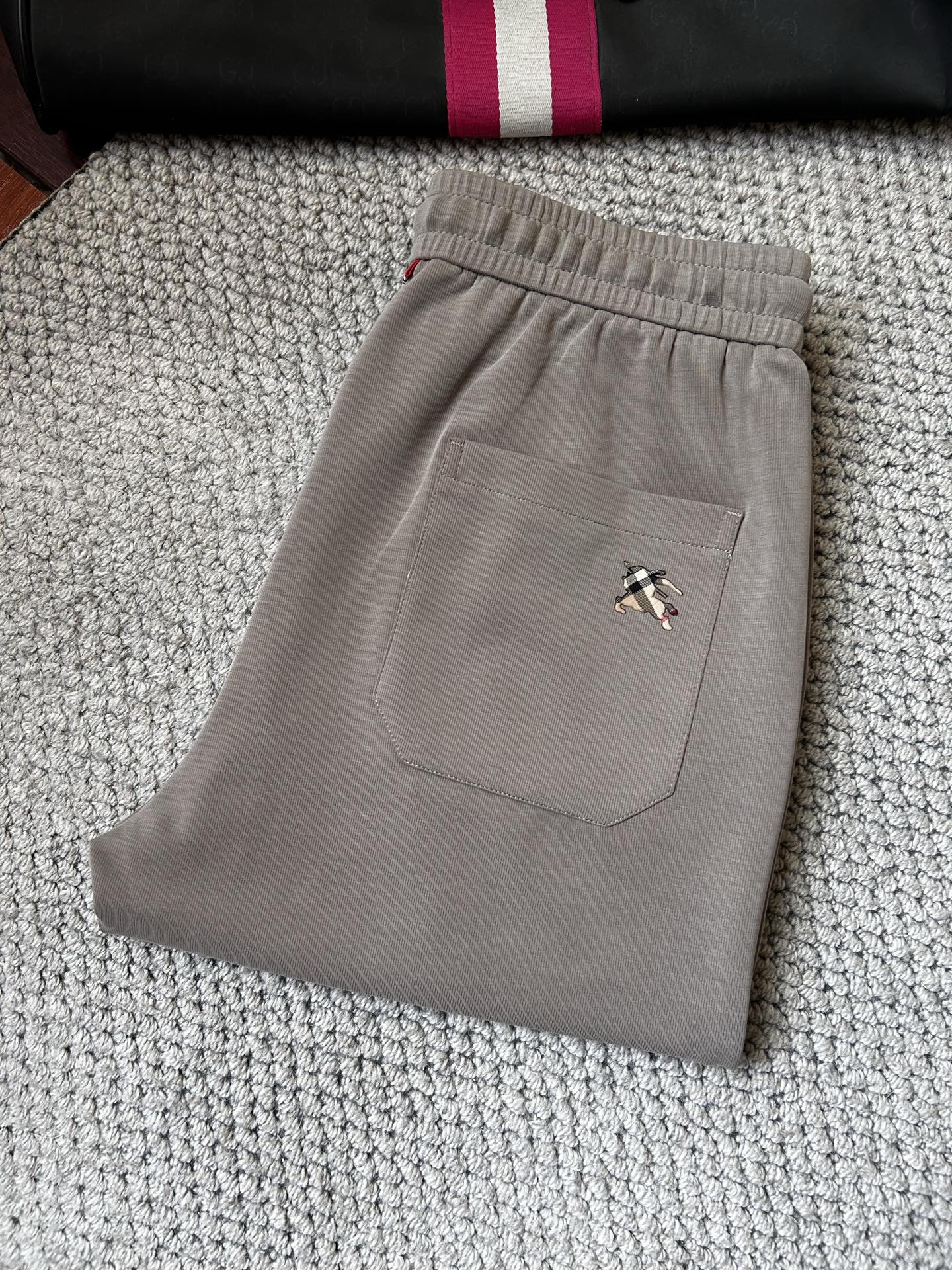 NO:918106,Baba’s top product 2026 spring and summer new casual pants!  On sale simultaneously on the official website. The brand's classic LOGO casual pants, customized fabrics, excellent comfort, strong touch. Highly recognizable, perfect appearance and craftsmanship. Sizes M-3XL,, burberry,19860909巴宝’顶级货品 2026春夏新款休闲裤！官网同步发售.品牌经典LOGO休闲裤 ,定制面料,舒适度极好,手触感强烈.辨识度极高,完美品相工艺. 尺码M-3XL,,burberry,,Men's clothing