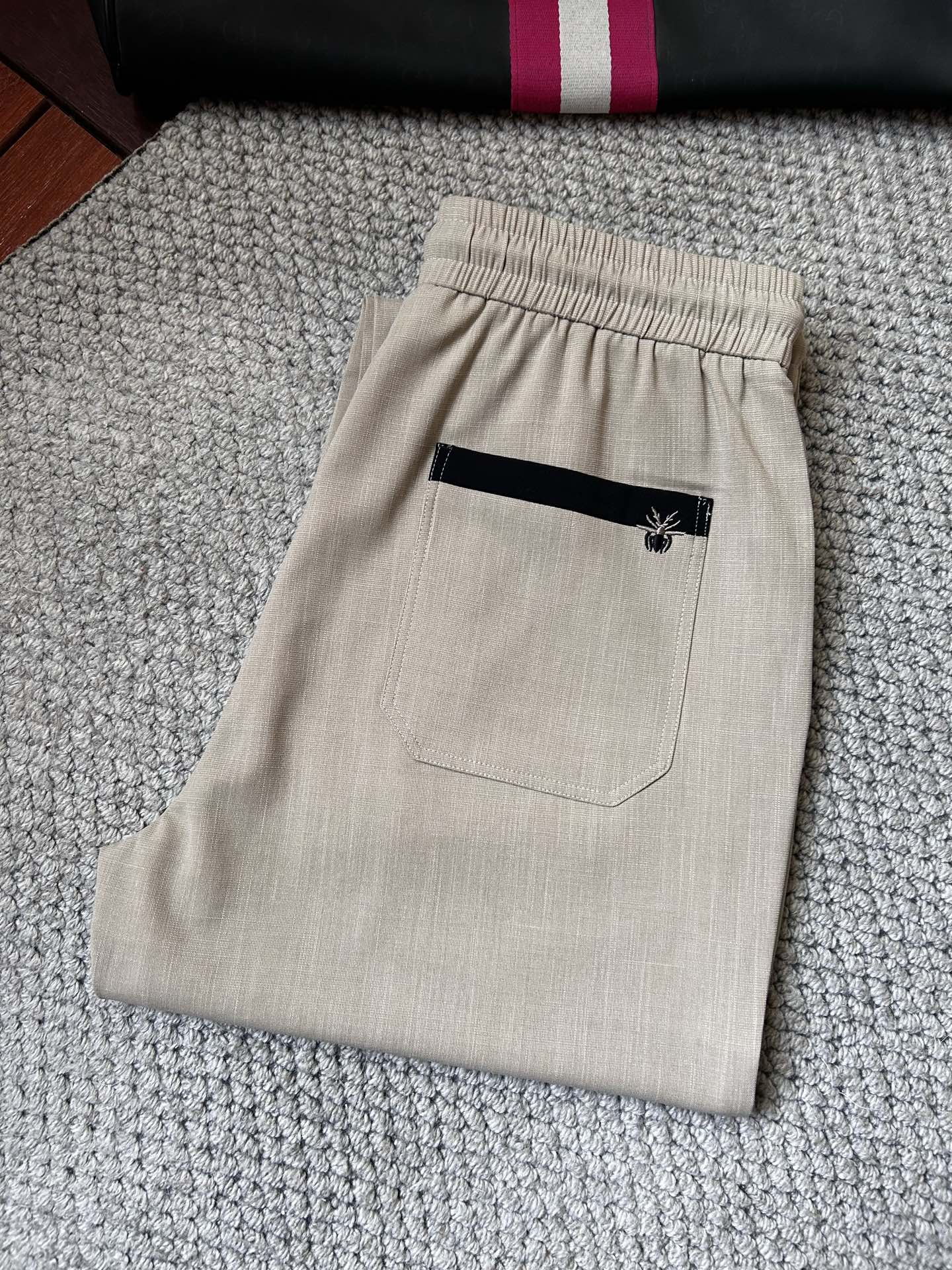 NO:918108,dr’ top product 2026 spring and summer new casual pants!  On sale simultaneously on the official website. The brand's classic LOGO casual pants, customized fabrics, excellent comfort, strong touch. Highly recognizable, perfect appearance and craftsmanship. Sizes M-3XL,,19860909dr’顶级货品 2026春夏新款休闲裤！官网同步发售.品牌经典LOGO休闲裤 ,定制面料,舒适度极好,手触感强烈.辨识度极高,完美品相工艺. 尺码M-3XL,,,Men's clothing