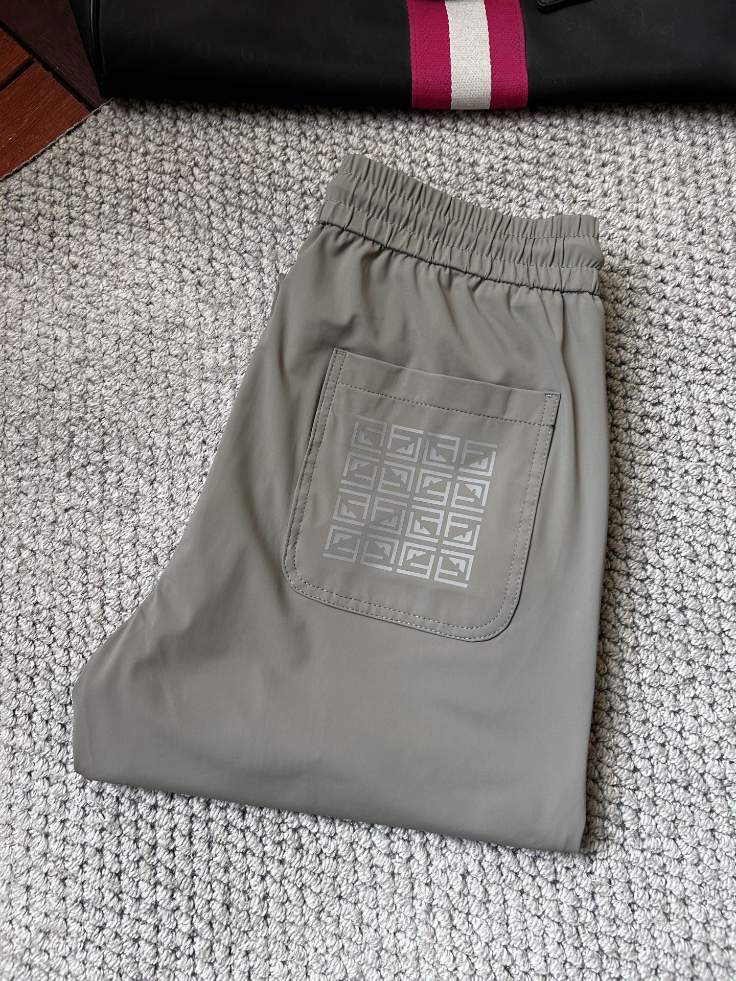 NO:908464,Fen's 2026 SS spring and summer counters are simultaneously hot-selling casual pants. This season's must-have versatile style, the upper body is extremely outstanding, super versatile, the original 1:1 replica. The counter's latest fashion element design, imported custom-woven high-quality European cotton fabrics, super good fit, a must-have for casual fashion!  Highly recommended, sizes 29-38,19860909芬 2026ss春夏专柜同步爆款休闲裤,本季必入百搭款式,上身极为出挑,超级百搭款 ,原版1:1复刻 专柜最新时尚元素设计,进口定织高品质欧棉面料,版型超好,休闲时尚必备！强烈推荐款 尺码 29-38,,,Men's clothing