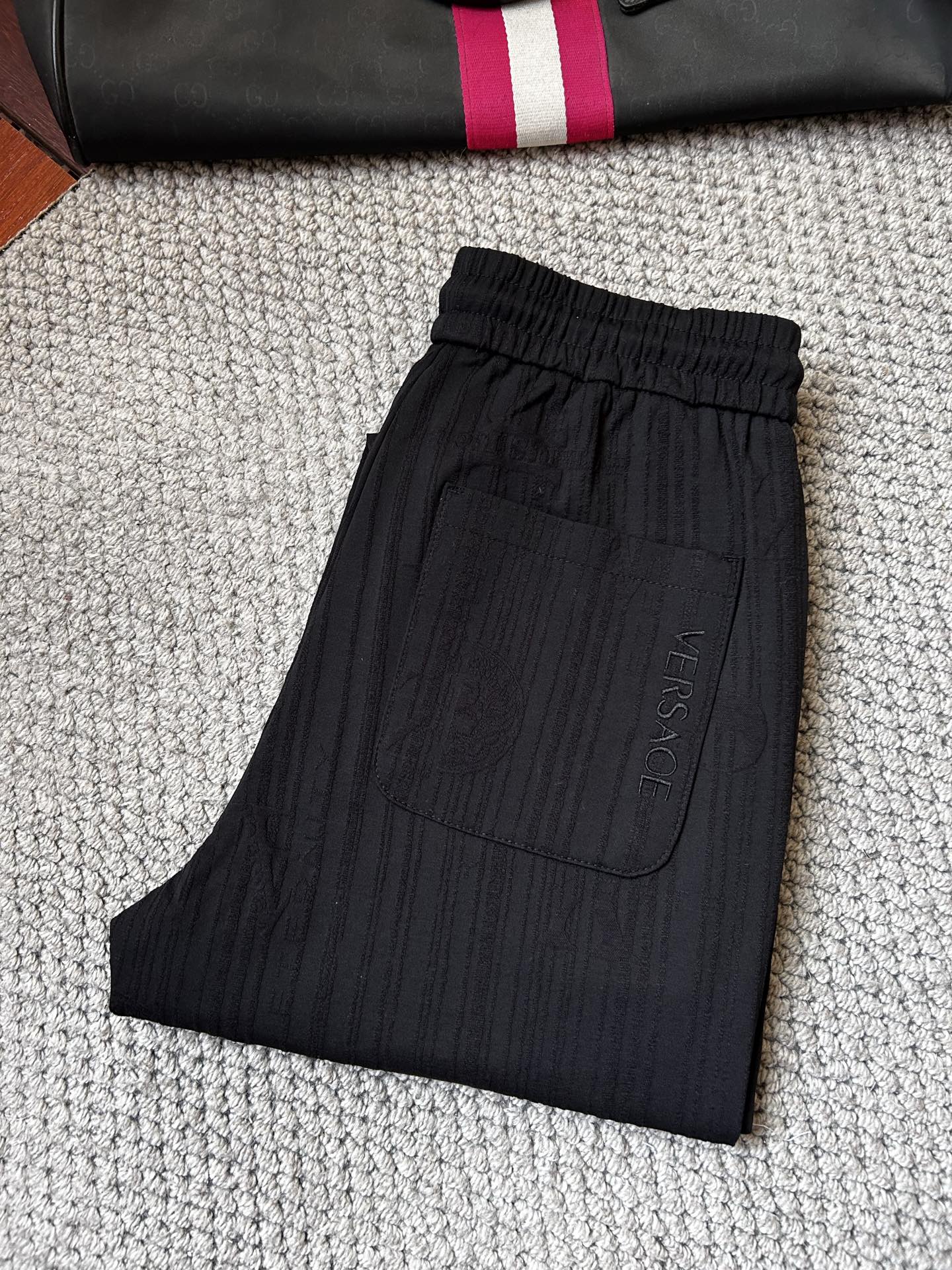 NO:908458,Fansi's 2026ss spring and summer counters are simultaneously hot-selling casual pants. This season's must-have versatile style, the upper body is extremely outstanding, super versatile, the original 1:1 replica. The counter's latest fashion element design, imported custom-woven high-quality European cotton fabrics, super good fit, a must-have for casual fashion!  Highly recommended, sizes 29-38, versace,19860909范思‘’ 2026ss春夏专柜同步爆款休闲裤,本季必入百搭款式,上身极为出挑,超级百搭款 ,原版1:1复刻 专柜最新时尚元素设计,进口定织高品质欧棉面料,版型超好,休闲时尚必备！强烈推荐款 尺码 29-38,,versace,,Men's clothing