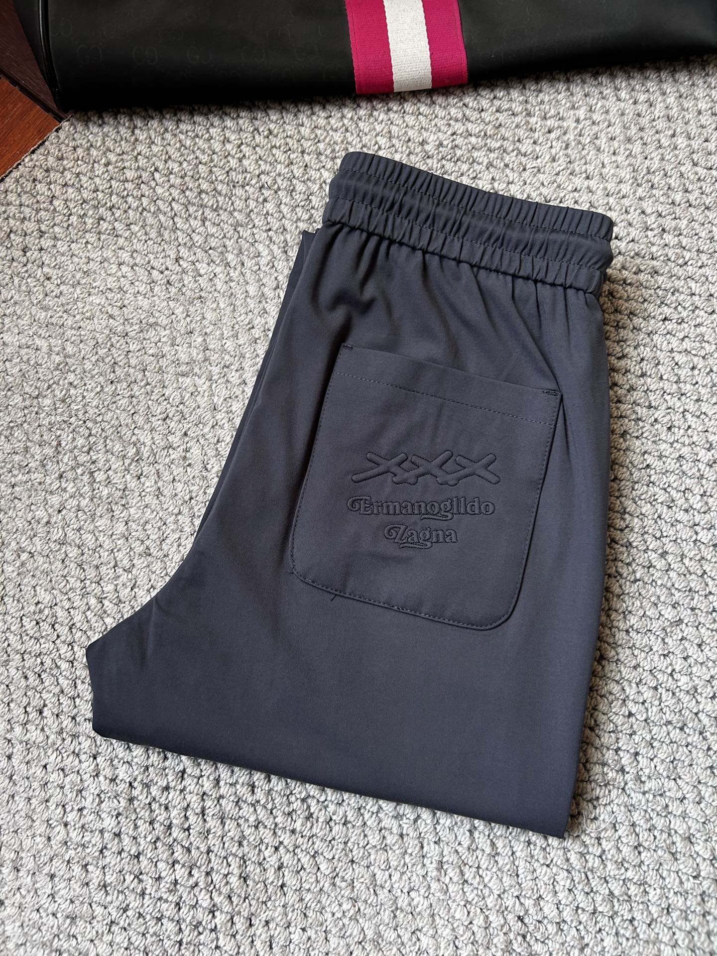 NO:908454,Jenny's 2026ss spring and summer counters are simultaneously hot-selling casual pants. This season's must-have versatile style, the upper body is extremely outstanding, super versatile, the original 1:1 replica. The counter's latest fashion element design, imported custom-woven high-quality European cotton fabrics, super good fit, a must-have for casual fashion!  Highly recommended, sizes 29-38,19860909杰 尼 2026ss春夏专柜同步爆款休闲裤,本季必入百搭款式,上身极为出挑,超级百搭款 ,原版1:1复刻 专柜最新时尚元素设计,进口定织高品质欧棉面料,版型超好,休闲时尚必备！强烈推荐款 尺码 29-38,,,Men's clothing