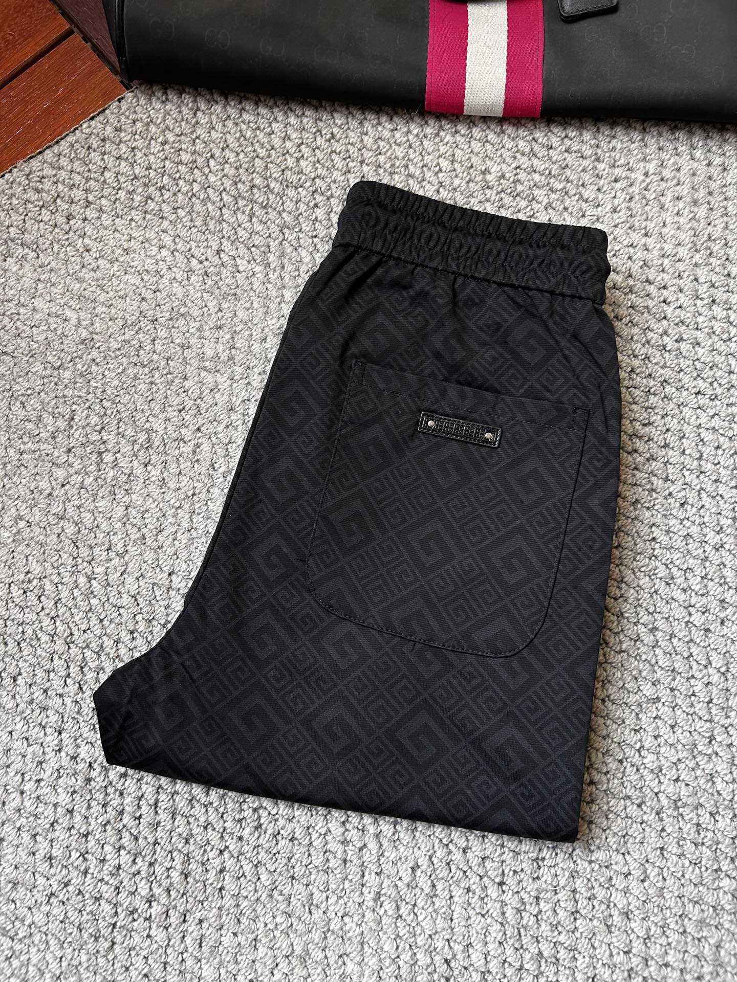 NO:908449,Givenchy's 2026ss spring and summer counters are simultaneously hot-selling casual pants. This season's must-have versatile style, the upper body is extremely outstanding, super versatile, the original 1:1 replica. The counter's latest fashion element design, imported custom-woven high-quality European cotton fabrics, super good fit, a must-have for casual fashion!  Highly recommended, sizes 29-38, givenchy,19860909纪梵‘’2026ss春夏专柜同步爆款休闲裤,本季必入百搭款式,上身极为出挑,超级百搭款 ,原版1:1复刻 专柜最新时尚元素设计,进口定织高品质欧棉面料,版型超好,休闲时尚必备！强烈推荐款 尺码 29-38,,givenchy,,Men's clothing