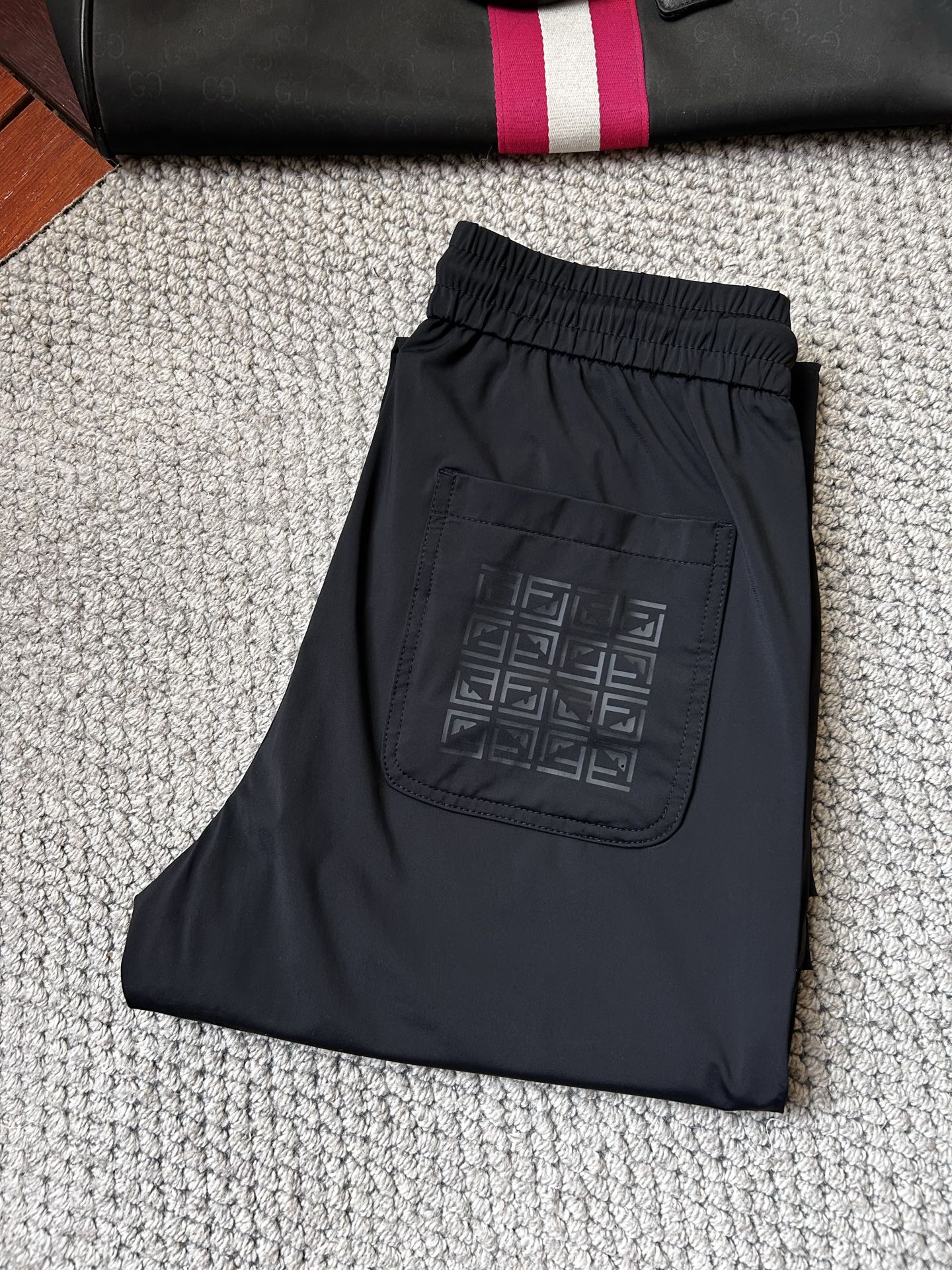 NO:908444,Feny 2026ss spring and summer counters simultaneously popular casual pants, must-have versatile styles this season, extremely outstanding upper body, super versatile style, original 1:1 replica, the latest fashion element design in the counter, imported custom-woven high-quality European cotton fabrics, super good fit, a must-have for casual fashion!  Highly recommended, sizes 29-38,19860909芬y2026ss春夏专柜同步爆款休闲裤,本季必入百搭款式,上身极为出挑,超级百搭款 ,原版1:1复刻 专柜最新时尚元素设计,进口定织高品质欧棉面料,版型超好,休闲时尚必备！强烈推荐款 尺码 29-38,,,Men's clothing