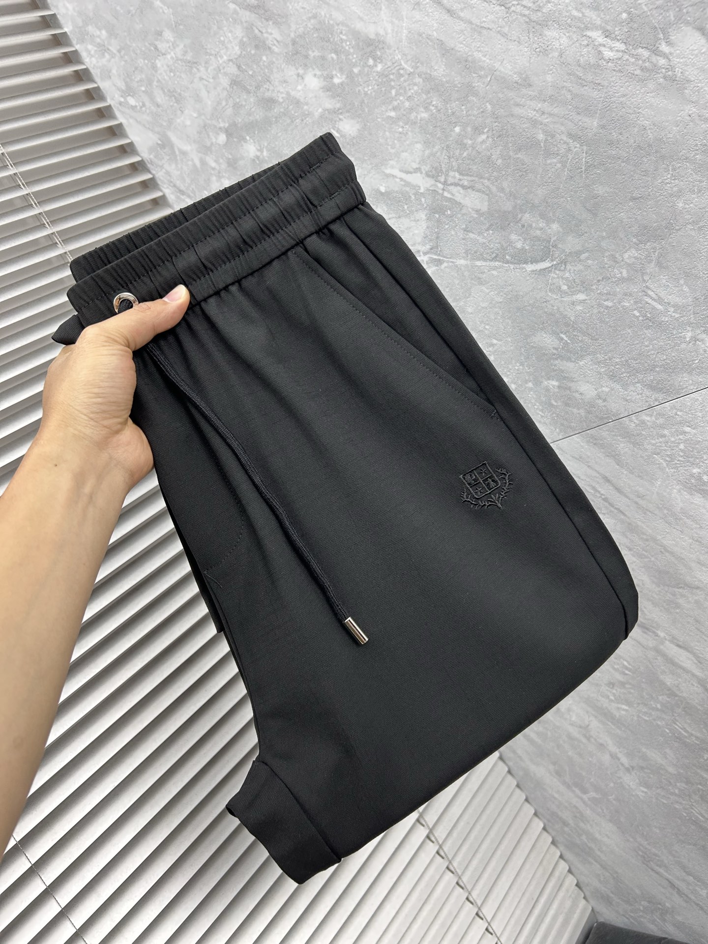 NO:864921,BC’s top product 2026 spring and summer new casual pants!  On sale simultaneously on the official website. The brand's classic LOGO casual pants, customized fabrics, excellent comfort, strong touch. Highly recognizable, perfect appearance and craftsmanship. Sizes M-3XL,,19860909BC‘’顶级货品 2026春夏新款休闲裤！官网同步发售.品牌经典LOGO休闲裤 ,定制面料,舒适度极好,手触感强烈.辨识度极高,完美品相工艺. 尺码M-3XL,,,Men's clothing