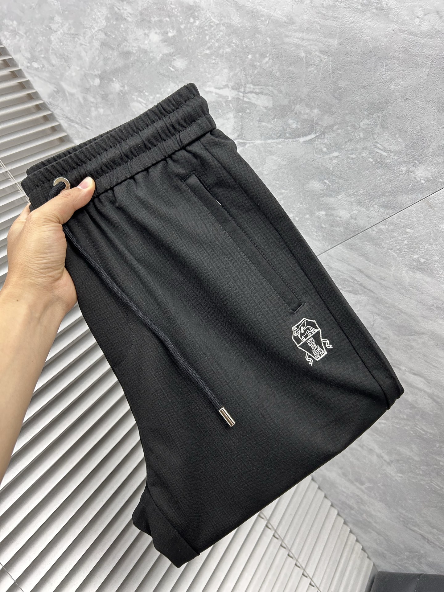 NO:864910,LG's top product 2026 spring and summer new casual pants!  On sale simultaneously on the official website. The brand's classic LOGO casual pants, customized fabrics, excellent comfort, strong touch. Highly recognizable, perfect appearance and craftsmanship. Sizes M-3XL,,19860909LG‘’顶级货品 2026春夏新款休闲裤！官网同步发售.品牌经典LOGO休闲裤 ,定制面料,舒适度极好,手触感强烈.辨识度极高,完美品相工艺. 尺码M-3XL,,,Men's clothing