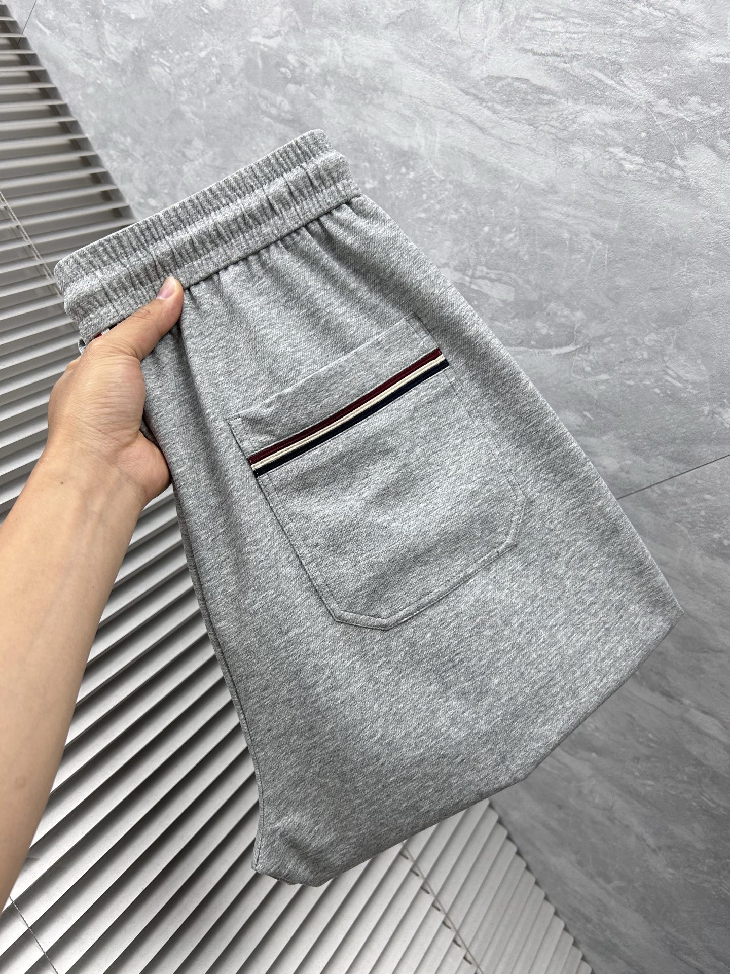 NO:864900,Meng's top product 2026 spring and summer new casual pants!  On sale simultaneously on the official website. The brand's classic LOGO casual pants, customized fabrics, excellent comfort, strong touch. Highly recognizable, perfect appearance and craftsmanship. Sizes M-3XL,,19860909蒙‘’顶级货品 2026春夏新款休闲裤！官网同步发售.品牌经典LOGO休闲裤 ,定制面料,舒适度极好,手触感强烈.辨识度极高,完美品相工艺. 尺码M-3XL,,,Men's clothing