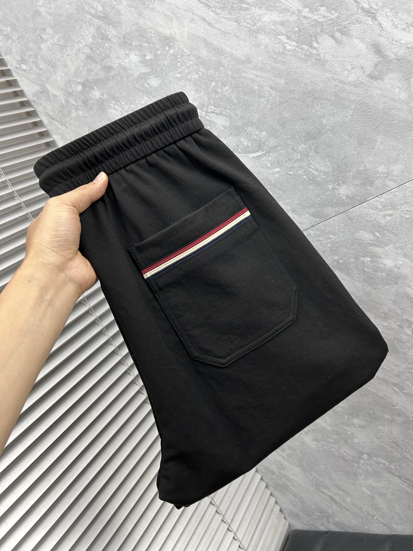 NO:864881,Meng's top product 2026 spring and summer new casual pants!  On sale simultaneously on the official website. The brand's classic LOGO casual pants, customized fabrics, excellent comfort, strong touch. Highly recognizable, perfect appearance and craftsmanship. Sizes M-3XL,,19860909蒙‘’顶级货品 2026春夏新款休闲裤！官网同步发售.品牌经典LOGO休闲裤 ,定制面料,舒适度极好,手触感强烈.辨识度极高,完美品相工艺. 尺码M-3XL,,,Men's clothing