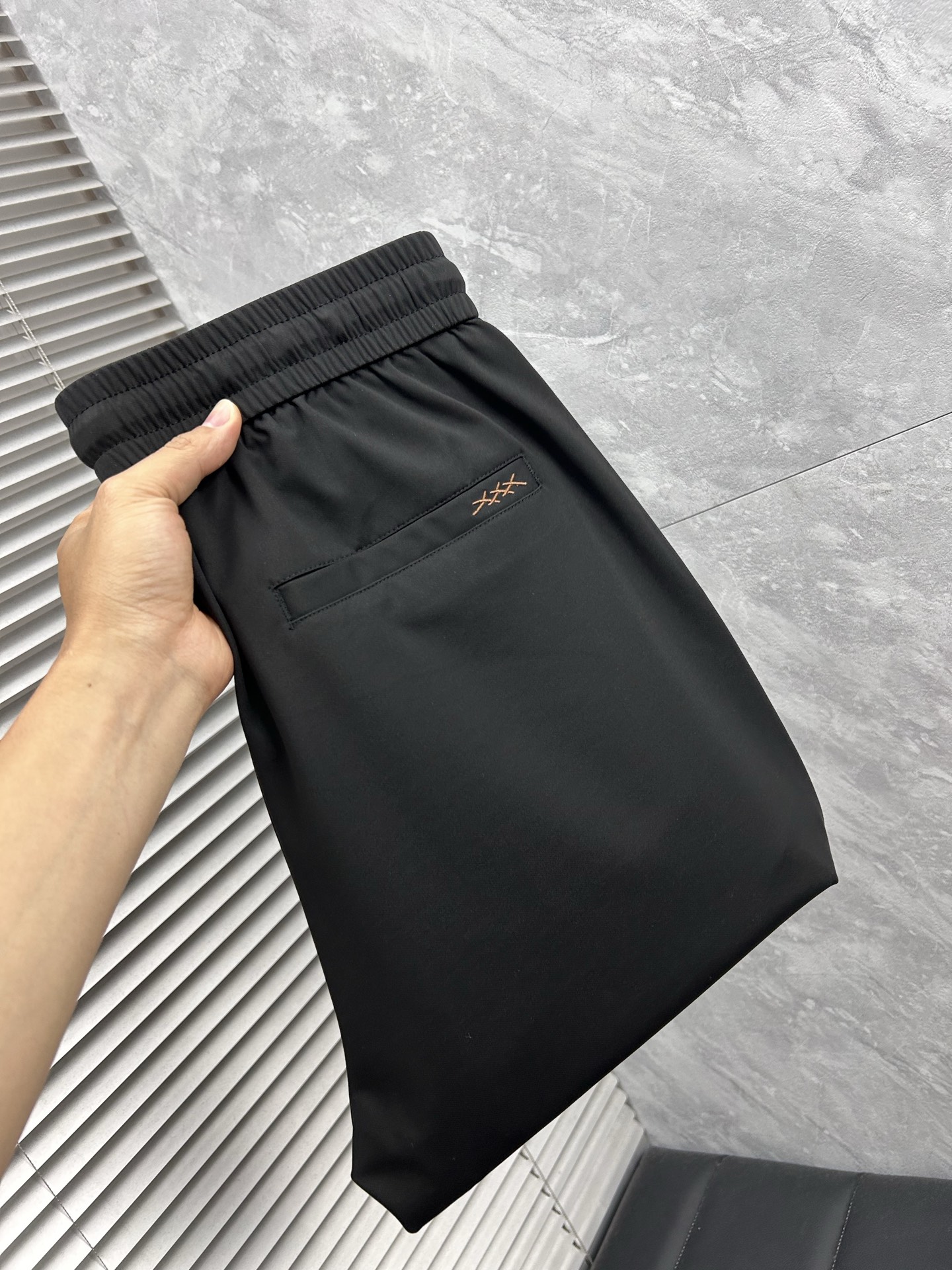 NO:864848,Jenny's top product 2026 spring and summer new casual pants!  On sale simultaneously on the official website. Brand classic LOGO casual pants, customized fabrics, extremely comfortable, strong touch. Highly recognizable, perfect appearance and craftsmanship. Sizes M-3XL,,zegna,19860909杰尼‘’顶级货品 2026春夏新款休闲裤！官网同步发售.品牌经典LOGO休闲裤 ,定制面料,舒适度极好,手触感强烈.辨识度极高,完美品相工艺. 尺码M-3XL,,zegna,,Men's clothing