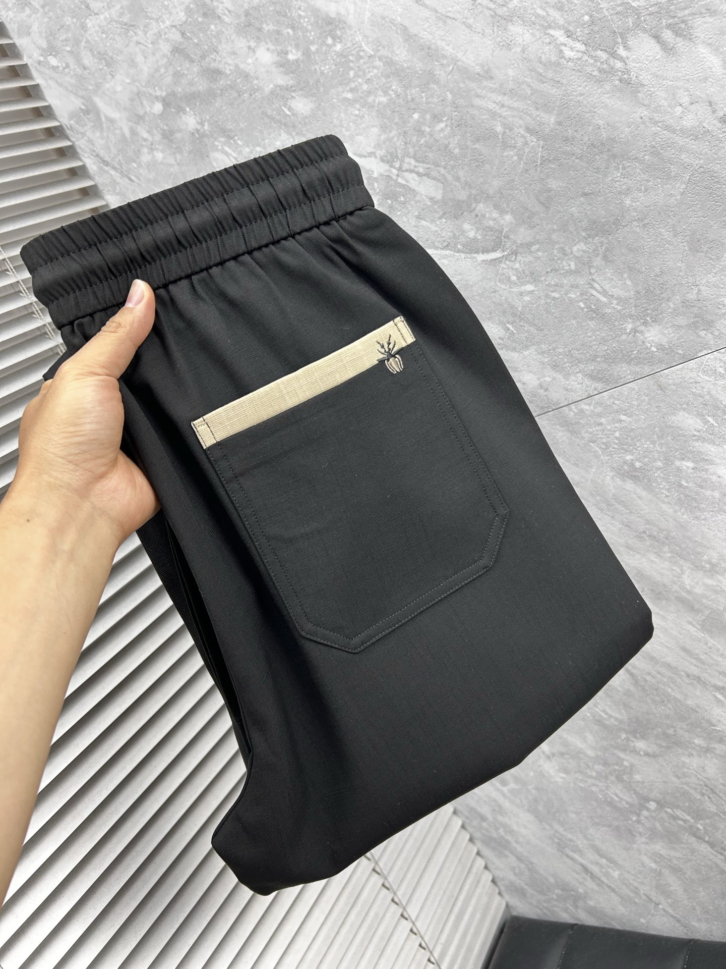 NO:864839,dr'' top product 2026 spring and summer new casual pants!  On sale simultaneously on the official website. The brand's classic LOGO casual pants, customized fabrics, excellent comfort, strong touch. Highly recognizable, perfect appearance and craftsmanship. Sizes M-3XL,,19860909dr‘’顶级货品 2026春夏新款休闲裤！官网同步发售.品牌经典LOGO休闲裤 ,定制面料,舒适度极好,手触感强烈.辨识度极高,完美品相工艺. 尺码M-3XL,,,Men's clothing