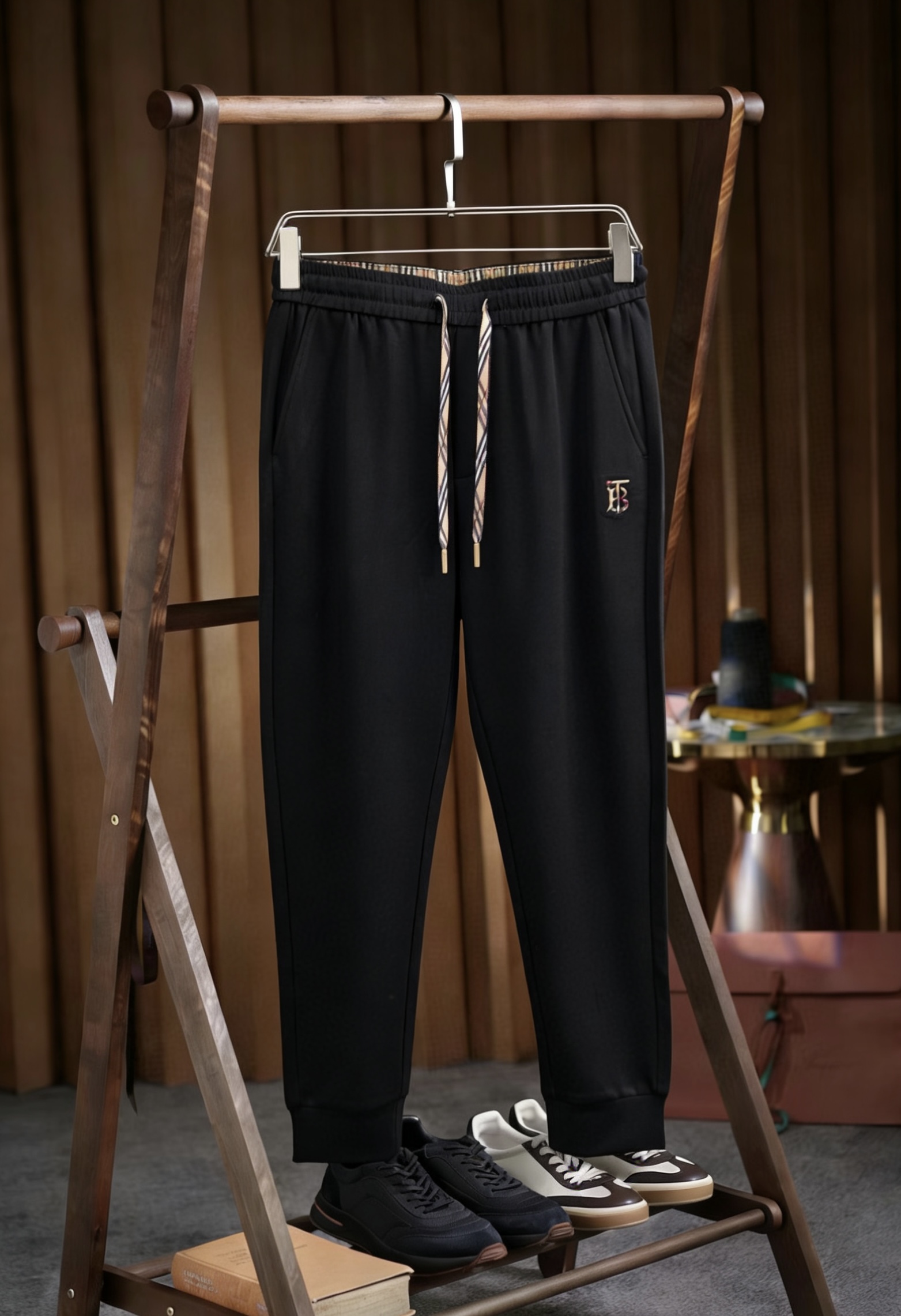 NO:877295,Baba's top product 2026 spring and summer new casual pants!  On sale simultaneously on the official website. The brand's classic LOGO casual pants, customized fabrics, excellent comfort, strong touch. Highly recognizable, perfect appearance and craftsmanship. Sizes M-3XL,, burberry,19860909巴宝‘’顶级货品 2026春夏新款休闲裤！官网同步发售.品牌经典LOGO休闲裤 ,定制面料,舒适度极好,手触感强烈.辨识度极高,完美品相工艺. 尺码M-3XL,,burberry,,Men's clothing