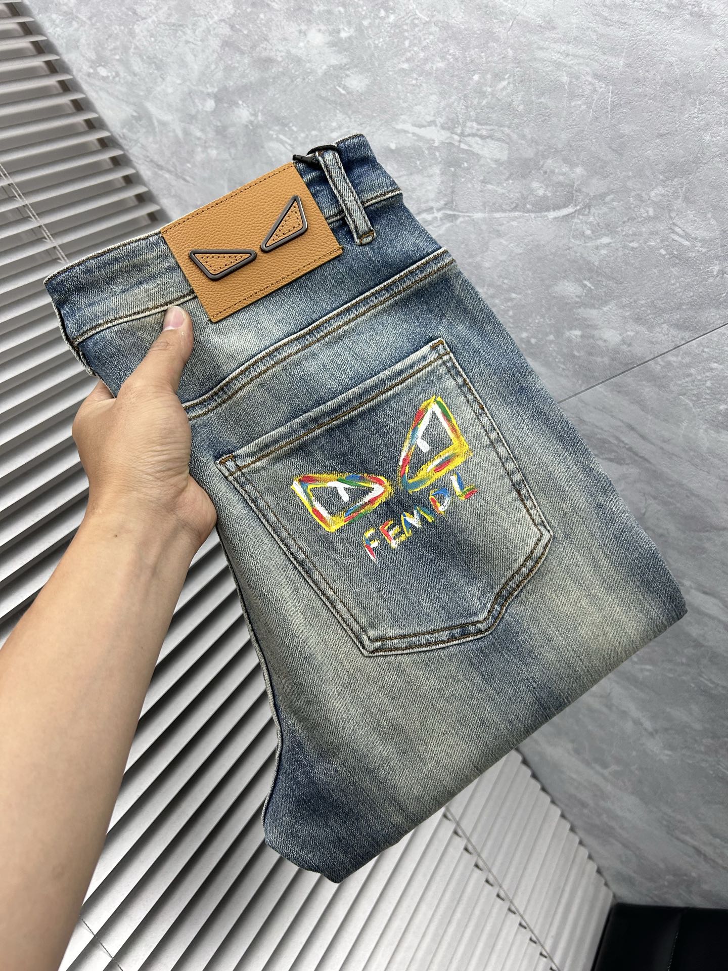 NO:908202,Fendi's 2026 spring and summer new men's jeans. Selected imported denim denim fabric. Heavy-duty environmentally friendly washing. Soft feel and wear resistance. Small straight version. Micro-elasticity makes you slim and slim. Perfect details. High-quality hardware and accessories. Fine workmanship. Unparalleled. Code number 28-38. Ships next day. Fendi Jeans.19860909芬迪‘’ 2026春夏新款男士牛仔裤 精选进口丹宁牛仔面料 重工环保洗水 手感柔和 兼备耐磨性 版型小直筒 微弹力显瘦修身,细节完美,五金辅料精选高等品质,做工精细,绝非凡品,码数28-38,隔天出货,,fendi,jeans,,Men's clothing