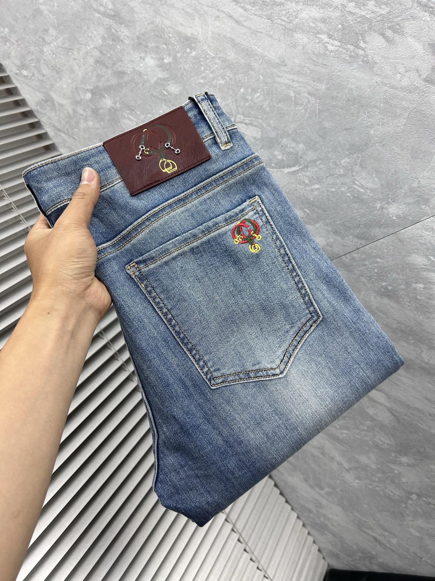 NO:934908,Ancient '' 2026 spring and summer new men's jeans. Selected imported denim denim fabric. Heavy-duty environmentally friendly washing. Soft feel and wear resistance. Small straight version. Micro-elasticity makes you slim and slim. Perfect details. High-quality hardware and accessories. Fine workmanship. Unparalleled. Code number 28-38. Ships next day. Jeans.19860909古‘’ 2026春夏新款男士牛仔裤 精选进口丹宁牛仔面料 重工环保洗水 手感柔和 兼备耐磨性 版型小直筒 微弹力显瘦修身,细节完美,五金辅料精选高等品质,做工精细,绝非凡品,码数28-38,隔天出货,,jeans,,Men's clothing