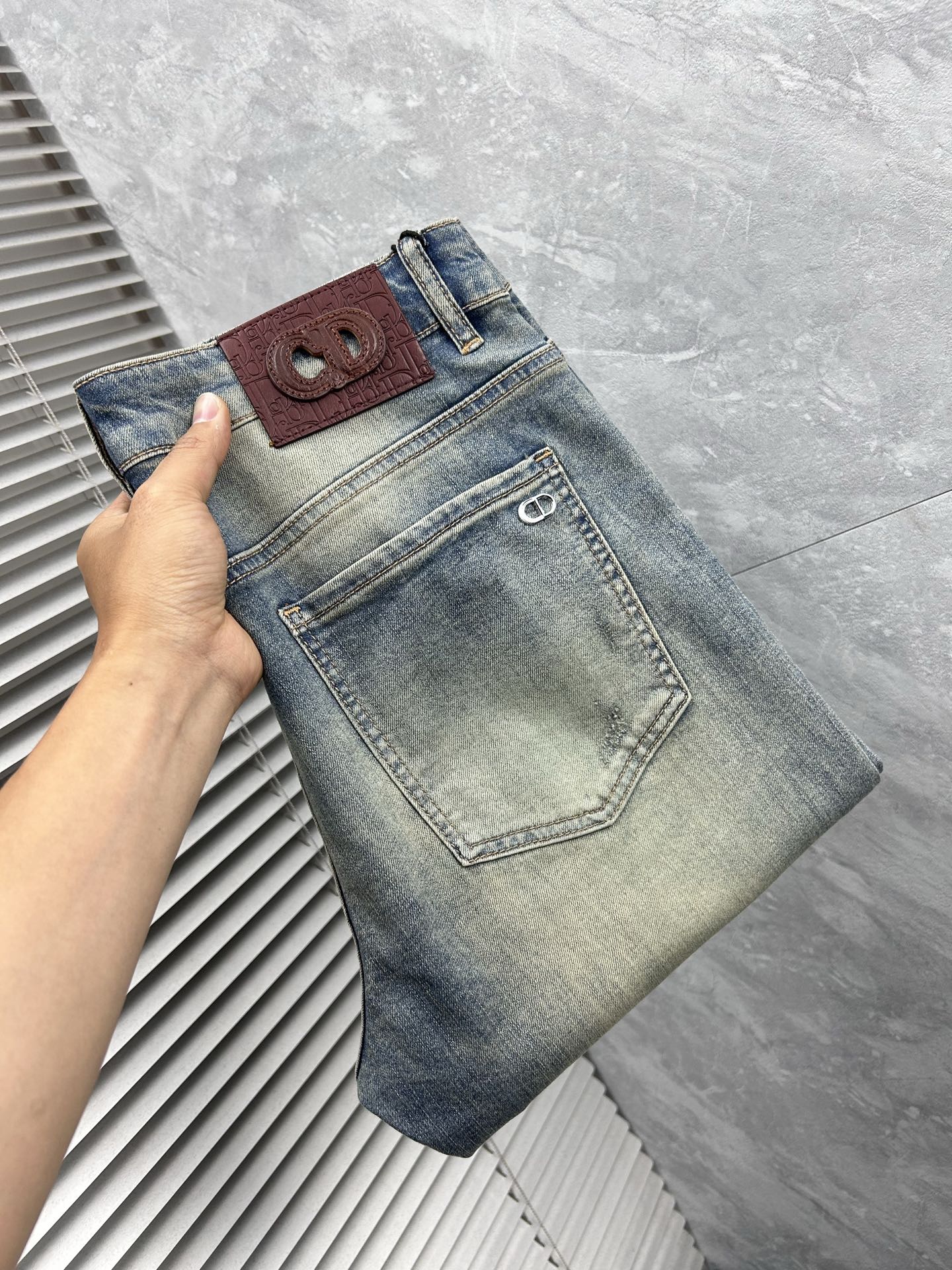 NO:934912,dr‘’ 2026 spring and summer new men’s jeans. Selected imported denim denim fabrics. Heavy-duty environmentally friendly washing. Soft feel and wear resistance. Small straight version. Micro-elasticity makes you slim and slim. Perfect details. High-quality hardware and accessories. Fine workmanship. Unparalleled. Code number 28-38. Shipped next day. Jeans.19860909dr‘’ 2026春夏新款男士牛仔裤 精选进口丹宁牛仔面料 重工环保洗水 手感柔和 兼备耐磨性 版型小直筒 微弹力显瘦修身,细节完美,五金辅料精选高等品质,做工精细,绝非凡品,码数28-38,隔天出货,,jeans,,Men's clothing