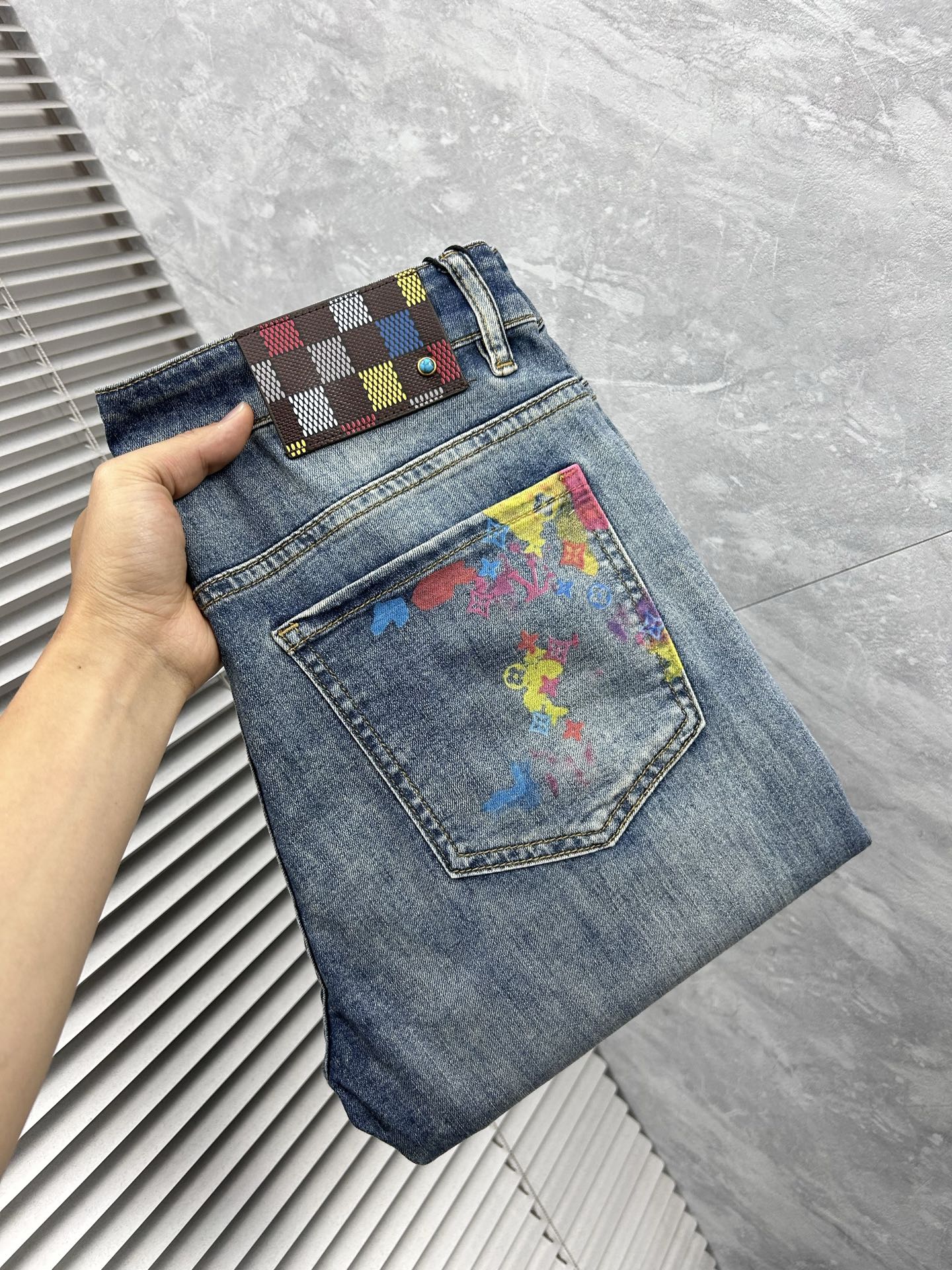 NO:934916,LV's 2026 spring and summer new men's jeans are made of imported denim fabrics, heavy-duty environmentally friendly washing, soft to the touch and wear-resistant, small straight version, slightly elastic, slimming, perfect details, high-quality hardware and accessories, fine workmanship, extraordinary, code number 28-38, shipped next day, louis vuitton, jeans,19860909LV‘’ 2026春夏新款男士牛仔裤 精选进口丹宁牛仔面料 重工环保洗水 手感柔和 兼备耐磨性 版型小直筒 微弹力显瘦修身,细节完美,五金辅料精选高等品质,做工精细,绝非凡品,码数28-38,隔天出货,,louis vuitton,jeans,,Men's clothing