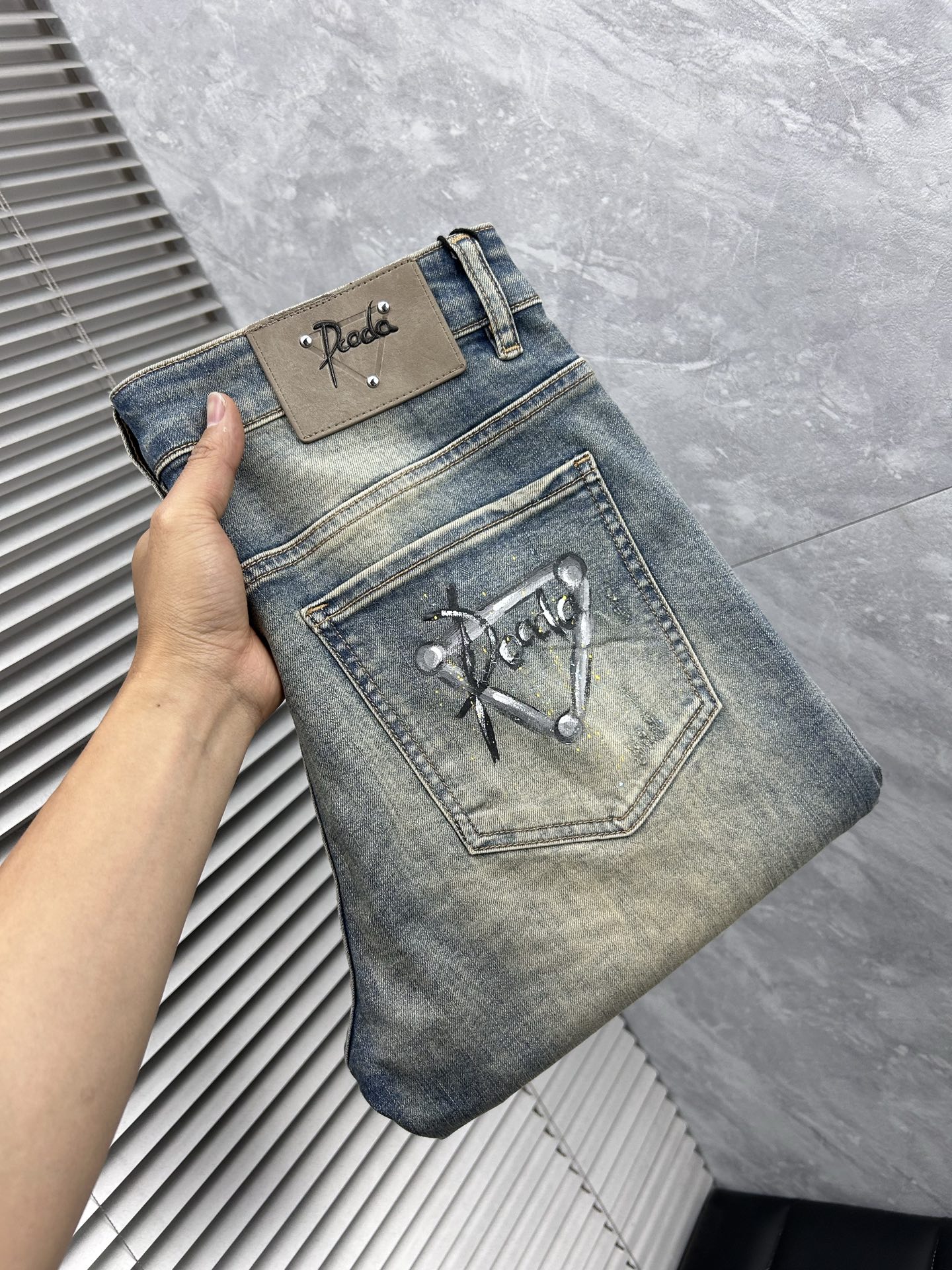 NO:934920,Prada's 2026 spring and summer new men's jeans are made of imported denim fabrics, heavy-duty environmentally friendly washing, soft to the touch and wear-resistant, small straight version, slightly elastic, slimming, perfect details, high-quality hardware and accessories, fine workmanship, extraordinary, code number 28-38, shipped next day, prada, jeans,19860909普拉‘’ 2026春夏新款男士牛仔裤 精选进口丹宁牛仔面料 重工环保洗水 手感柔和 兼备耐磨性 版型小直筒 微弹力显瘦修身,细节完美,五金辅料精选高等品质,做工精细,绝非凡品,码数28-38,隔天出货,,prada,jeans,,Men's clothing