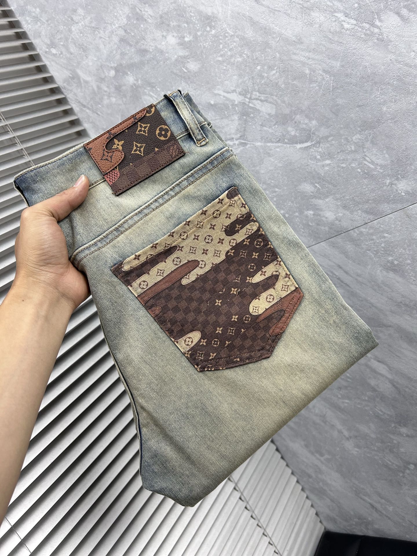 NO:934923,LV's 2026 spring and summer new men's jeans are made of imported denim fabrics, heavy-duty environmentally friendly washing, soft to the touch and wear-resistant, small straight version, slightly elastic, slimming, perfect details, high-quality hardware and accessories, fine workmanship, extraordinary, code number 28-38, shipped next day, louis vuitton, jeans,19860909LV‘’ 2026春夏新款男士牛仔裤 精选进口丹宁牛仔面料 重工环保洗水 手感柔和 兼备耐磨性 版型小直筒 微弹力显瘦修身,细节完美,五金辅料精选高等品质,做工精细,绝非凡品,码数28-38,隔天出货,,louis vuitton,jeans,,Men's clothing