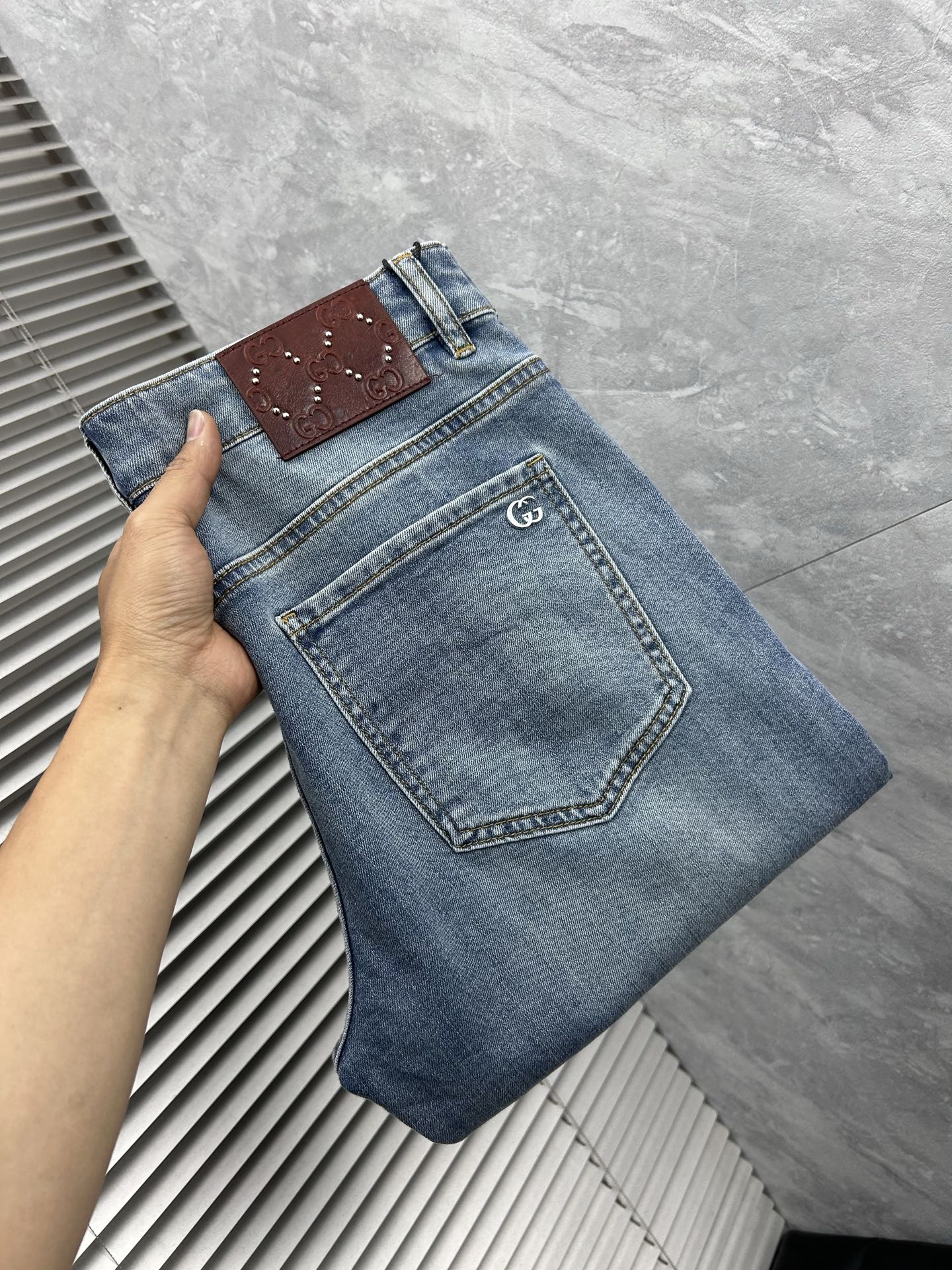 NO:934930,Ancient '' 2026 spring and summer new men's jeans. Selected imported denim denim fabric. Heavy-duty environmentally friendly washing. Soft feel and wear resistance. Small straight version. Micro-elasticity makes you slim and slim. Perfect details. High-quality hardware and accessories. Fine workmanship. Unparalleled. Code number 28-38. Ships next day. Jeans.19860909古‘’ 2026春夏新款男士牛仔裤 精选进口丹宁牛仔面料 重工环保洗水 手感柔和 兼备耐磨性 版型小直筒 微弹力显瘦修身,细节完美,五金辅料精选高等品质,做工精细,绝非凡品,码数28-38,隔天出货,,jeans,,Men's clothing