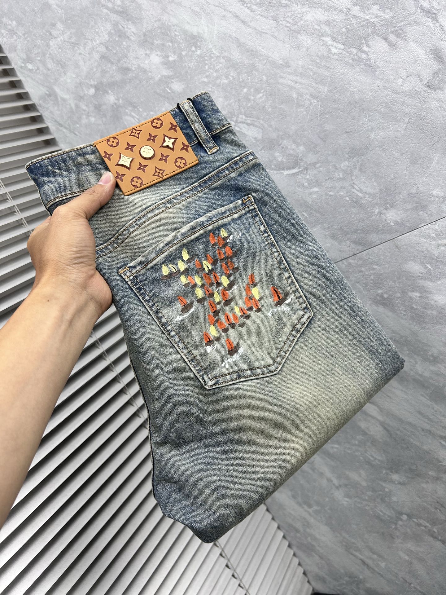 NO:934897,LV's 2026 spring and summer new men's jeans are made of imported denim fabrics, heavy-duty environmentally friendly washing, soft to the touch and wear-resistant, small straight version, slightly elastic, slimming, perfect details, high-quality hardware and accessories, fine workmanship, extraordinary, code number 28-38, shipped next day, louis vuitton, jeans,19860909LV‘’ 2026春夏新款男士牛仔裤 精选进口丹宁牛仔面料 重工环保洗水 手感柔和 兼备耐磨性 版型小直筒 微弹力显瘦修身,细节完美,五金辅料精选高等品质,做工精细,绝非凡品,码数28-38,隔天出货,,louis vuitton,jeans,,Men's clothing