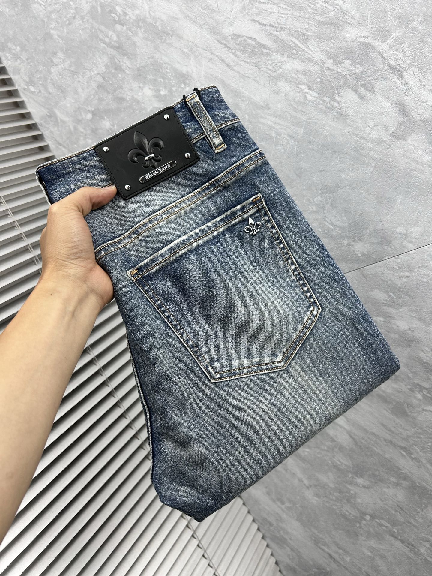 NO:934901,Cro's 2026 spring and summer new men's jeans. Selected imported denim denim fabric. Heavy-duty environmentally friendly washing. Soft feel and wear resistance. Small straight version. Micro-elasticity makes you slim and slim. Perfect details. High-quality hardware and accessories. Fine workmanship. Unparalleled. Code number 28-38. Shipped next day. Chrome hearts, jeans,19860909克罗‘’ 2026春夏新款男士牛仔裤 精选进口丹宁牛仔面料 重工环保洗水 手感柔和 兼备耐磨性 版型小直筒 微弹力显瘦修身,细节完美,五金辅料精选高等品质,做工精细,绝非凡品,码数28-38,隔天出货,,chrome hearts,jeans,,Men's clothing