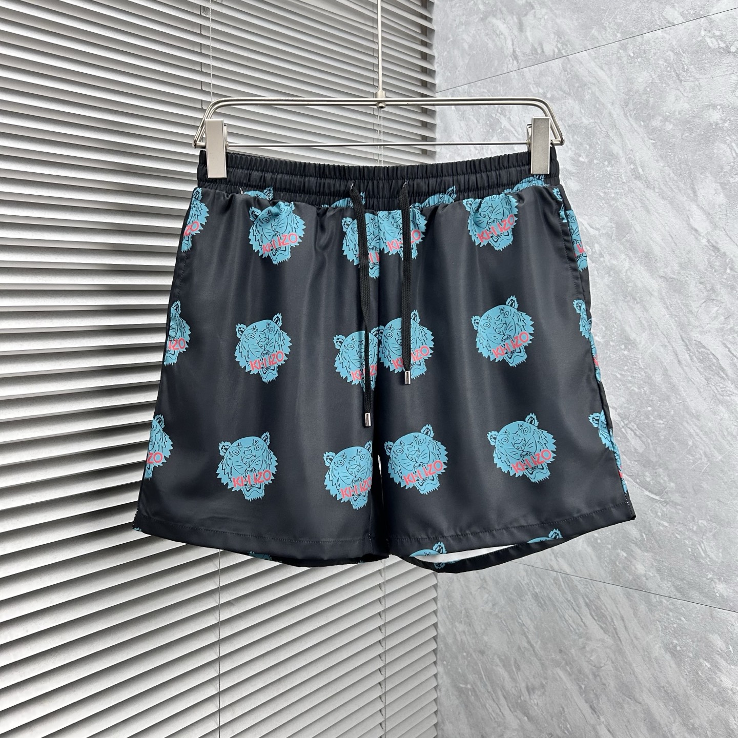 NO:871384,KENZ’s 2026 spring and summer new products are newly released. Beach pants and shorts are good products that don’t need to be introduced too much. Look at the details. Counter size M-XXXL,,shorts,19860909KENZ‘’2026春夏新品上新 沙滩裤 短裤 好货不用过多介绍 看细节 专柜码数M-XXXL,,shorts,,Men's clothing
