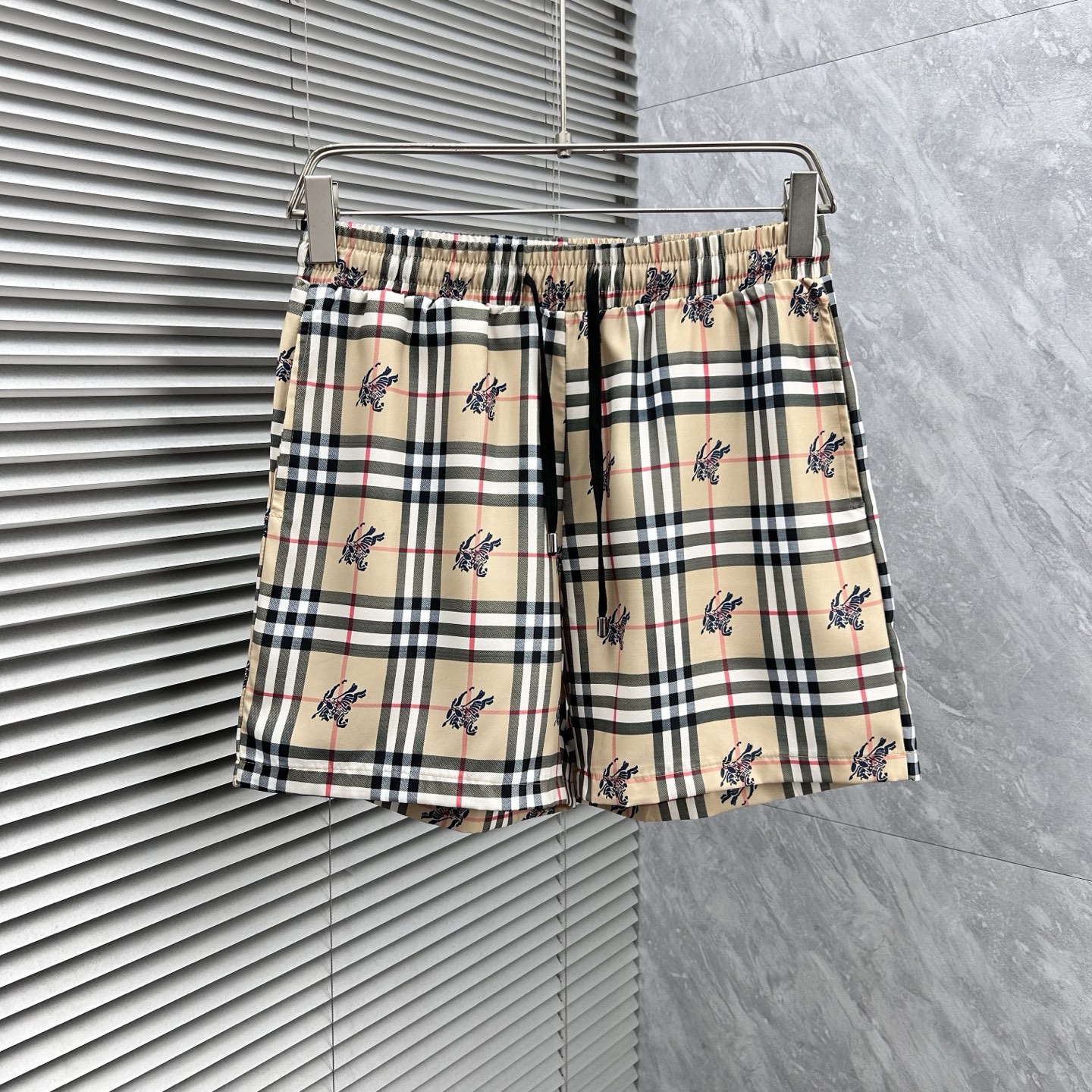 NO:871332,Burberry's 2026 spring and summer new products are new. Beach pants and shorts. Good products that don't need to be introduced too much. Look at the details. Counter size M-XXXL,,burberry,shorts,19860909巴宝‘’2026春夏新品上新 沙滩裤 短裤 好货不用过多介绍 看细节 专柜码数M-XXXL,,burberry,shorts,,Men's clothing