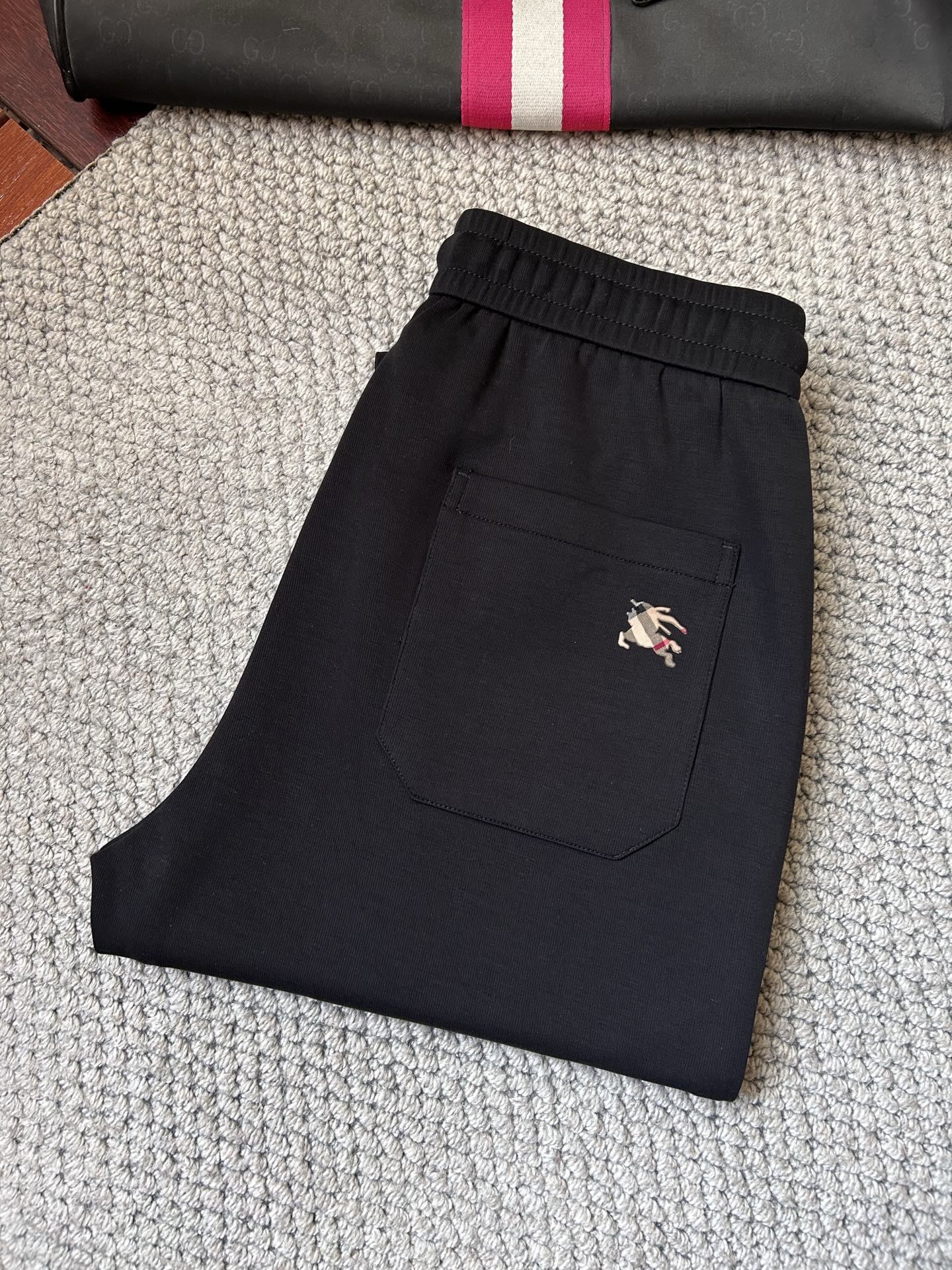 NO:906647,Baba's top product 2026 spring and summer new casual pants!  On sale simultaneously on the official website. The brand's classic LOGO casual pants, customized fabrics, excellent comfort, strong touch. Highly recognizable, perfect appearance and craftsmanship. Sizes M-3XL,, burberry,19860909巴宝顶级货品 2026春夏新款休闲裤！官网同步发售.品牌经典LOGO休闲裤 ,定制面料,舒适度极好,手触感强烈.辨识度极高,完美品相工艺. 尺码M-3XL,,burberry,,Men's clothing