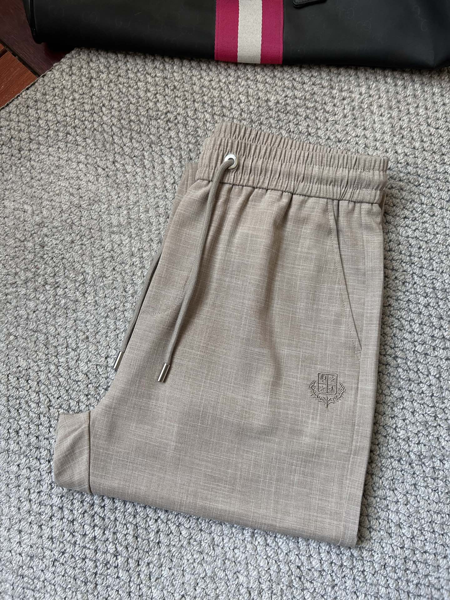 NO:906604,BC top product 2026 spring and summer new casual pants!  On sale simultaneously on the official website. The brand's classic LOGO casual pants, customized fabrics, excellent comfort, strong touch. Highly recognizable, perfect appearance and craftsmanship. Sizes M-3XL,,19860909BC 顶级货品 2026春夏新款休闲裤！官网同步发售.品牌经典LOGO休闲裤 ,定制面料,舒适度极好,手触感强烈.辨识度极高,完美品相工艺. 尺码M-3XL,,,Men's clothing
