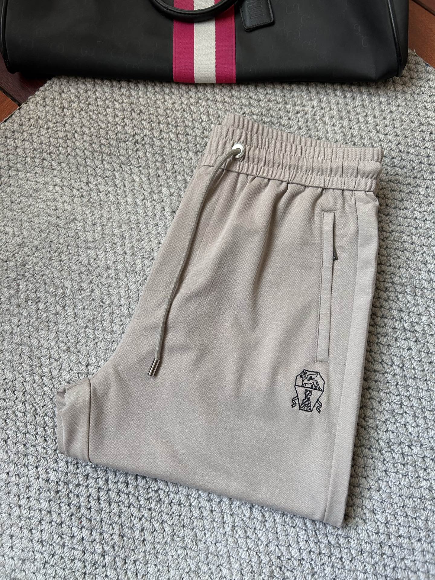 NO:926751,bc top products 2026 spring and summer new casual pants!  On sale simultaneously on the official website. The brand's classic LOGO casual pants, customized fabrics, excellent comfort, strong touch. Highly recognizable, perfect appearance and craftsmanship. Sizes M-3XL,,19860909bc顶级货品 2026春夏新款休闲裤！官网同步发售.品牌经典LOGO休闲裤 ,定制面料,舒适度极好,手触感强烈.辨识度极高,完美品相工艺. 尺码M-3XL,,,Men's clothing