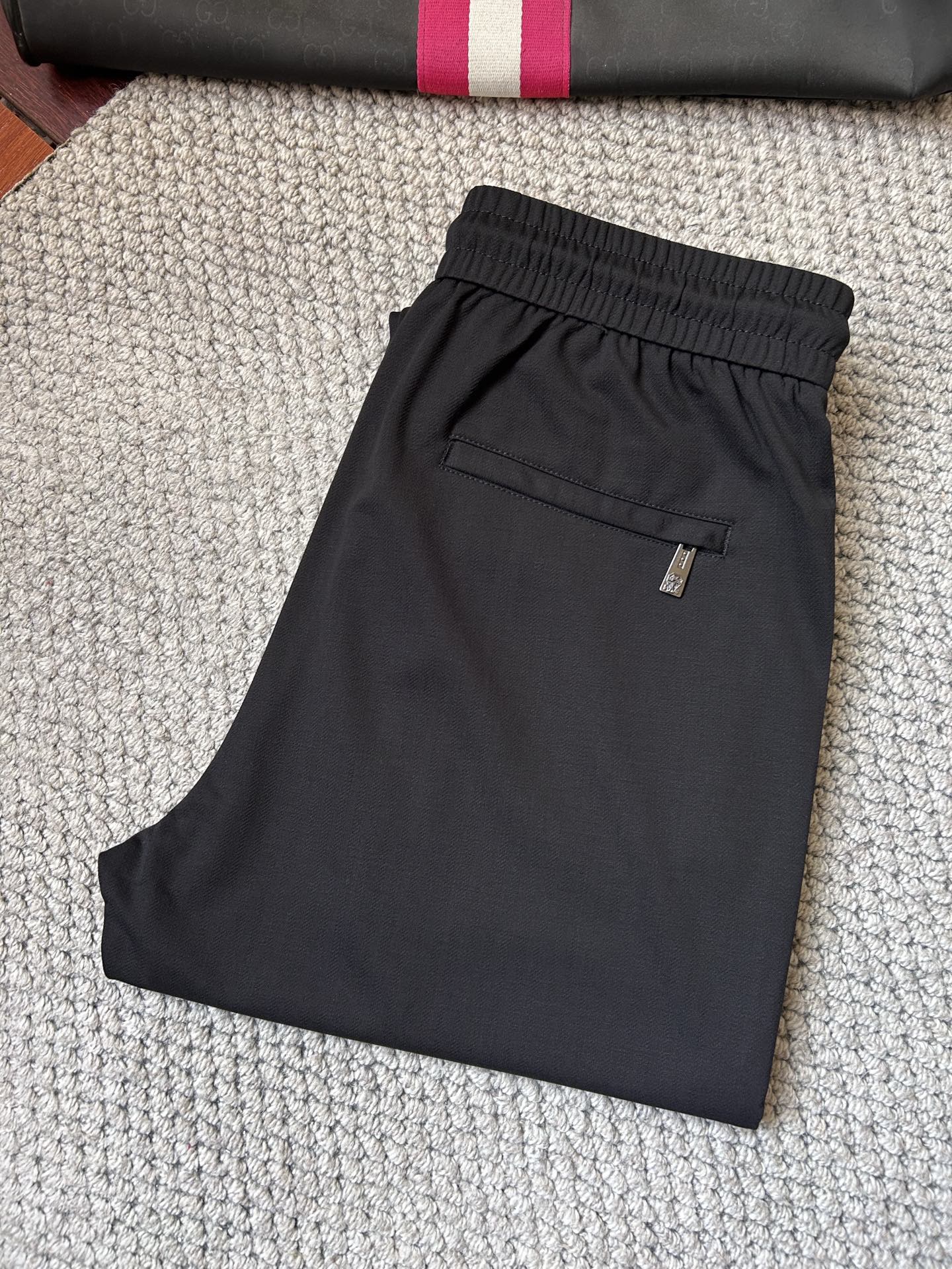 NO:906642,bc top product 2026 spring and summer new casual pants!  On sale simultaneously on the official website. The brand's classic LOGO casual pants, customized fabrics, excellent comfort, strong touch. Highly recognizable, perfect appearance and craftsmanship. Sizes M-3XL,,19860909bc 顶级货品 2026春夏新款休闲裤！官网同步发售.品牌经典LOGO休闲裤 ,定制面料,舒适度极好,手触感强烈.辨识度极高,完美品相工艺. 尺码M-3XL,,,Men's clothing