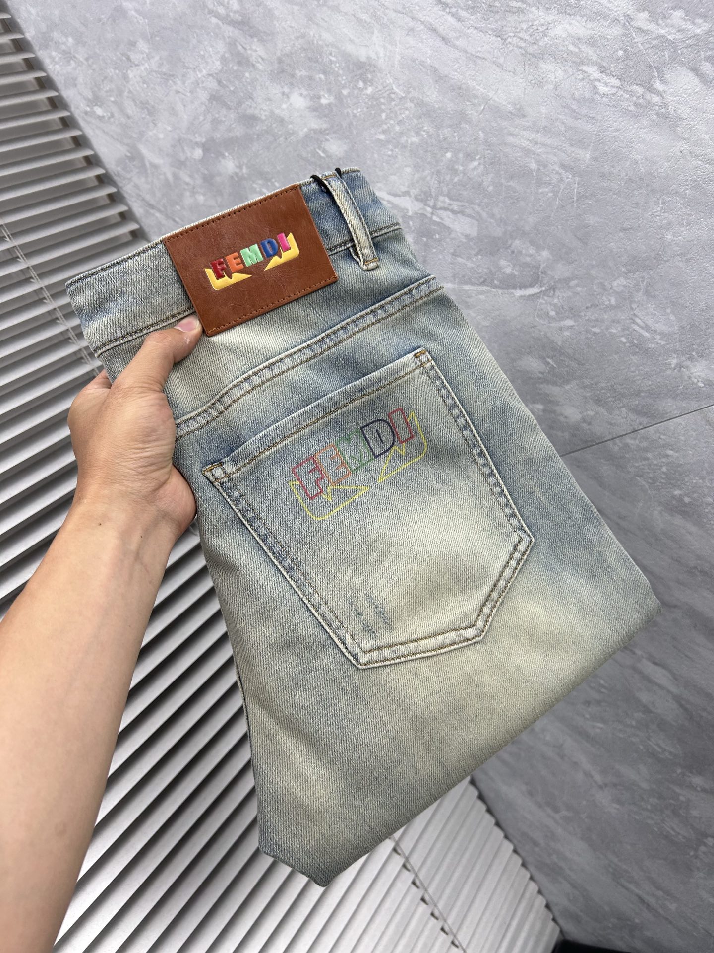 NO:877253,Fen’’ 2026 spring and summer new men’s jeans are made of imported denim fabrics, heavy-duty environmentally friendly washing, soft to the touch and wear-resistant, small straight version, slightly elastic, slimming, perfect details, high-quality hardware and accessories, fine workmanship, extraordinary, code number 28-38, shipped next day,,jeans,19860909芬‘’ 2026春夏新款男士牛仔裤 精选进口丹宁牛仔面料 重工环保洗水 手感柔和 兼备耐磨性 版型小直筒 微弹力显瘦修身,细节完美,五金辅料精选高等品质,做工精细,绝非凡品,码数28-38,隔天出货,,jeans,,Men's clothing