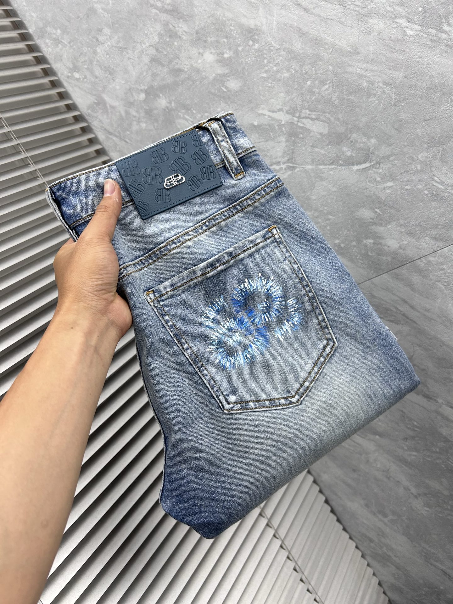NO:877261,Paris' 2026 spring and summer new men's jeans. Selected imported denim denim fabric. Heavy-duty environmentally friendly washing. Soft feel and wear resistance. Small straight version. Micro-elasticity makes you slim and slim. Perfect details. High-quality hardware and accessories. Fine workmanship. Unparalleled. Code number 28-38. Ships next day. Jeans.19860909巴黎‘’ 2026春夏新款男士牛仔裤 精选进口丹宁牛仔面料 重工环保洗水 手感柔和 兼备耐磨性 版型小直筒 微弹力显瘦修身,细节完美,五金辅料精选高等品质,做工精细,绝非凡品,码数28-38,隔天出货,,jeans,,Men's clothing